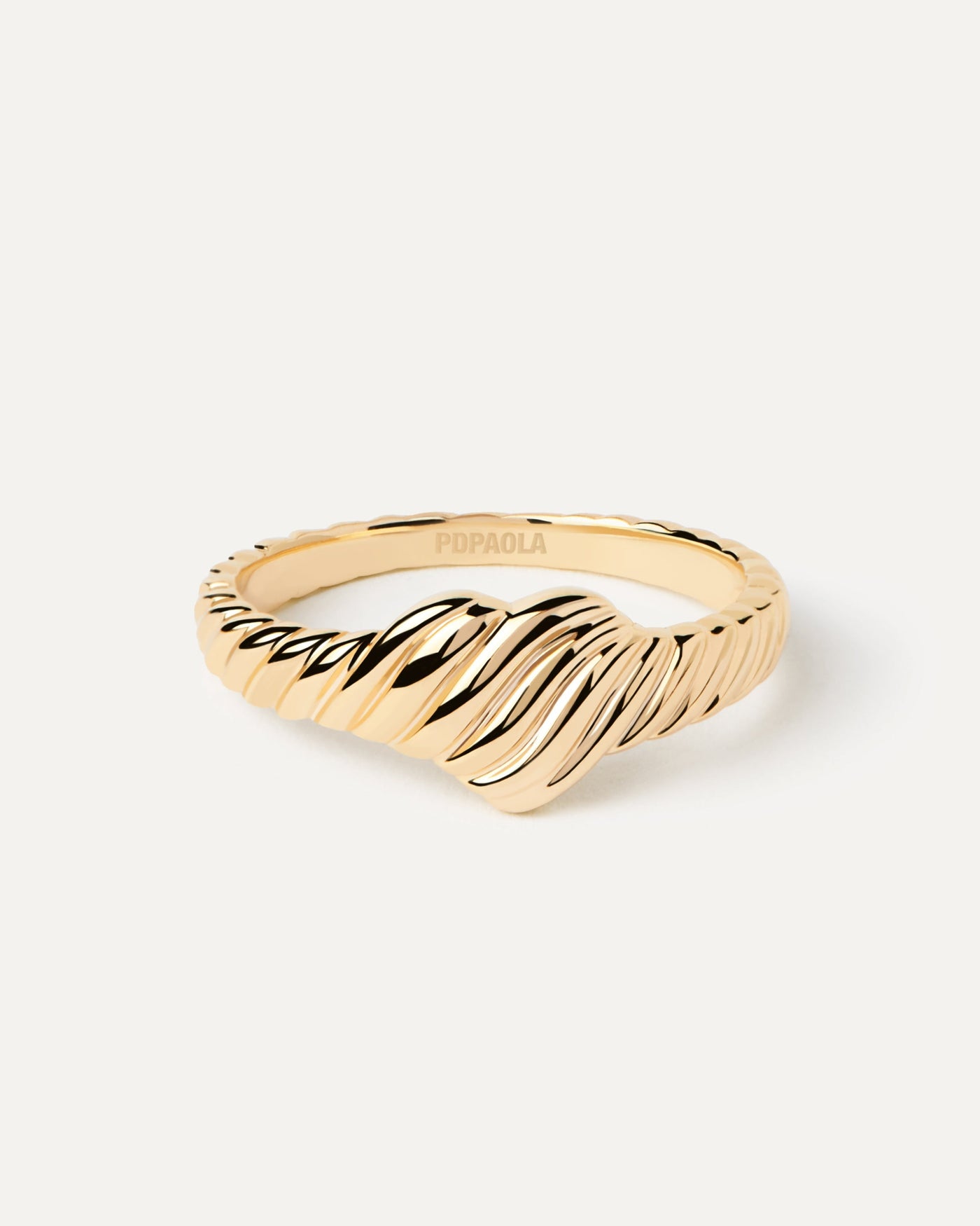 2024 Selection | Gold Love Stamp Ring. Anillo sello de oro amarillo macizo con textura de rayas y sello en forma de corazón. Get the latest arrival from PDPAOLA. Place your order safely and get this Best Seller. Free Shipping.