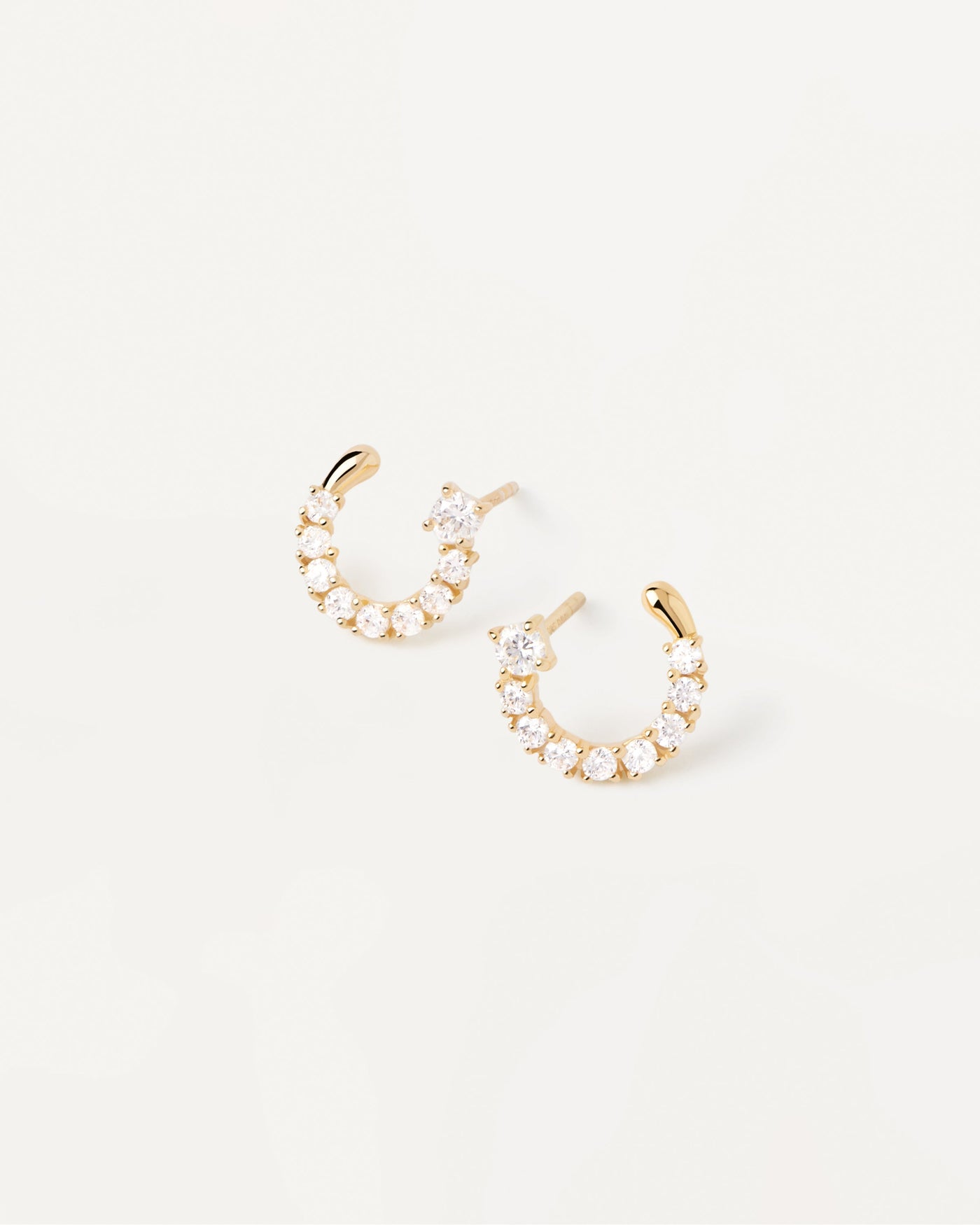 2023 Selection | Leona Earrings. Semi-circle small earrings in gold-plated silver with white crystals. Get the latest arrival from PDPAOLA. Place your order safely and get this Best Seller. Free Shipping.