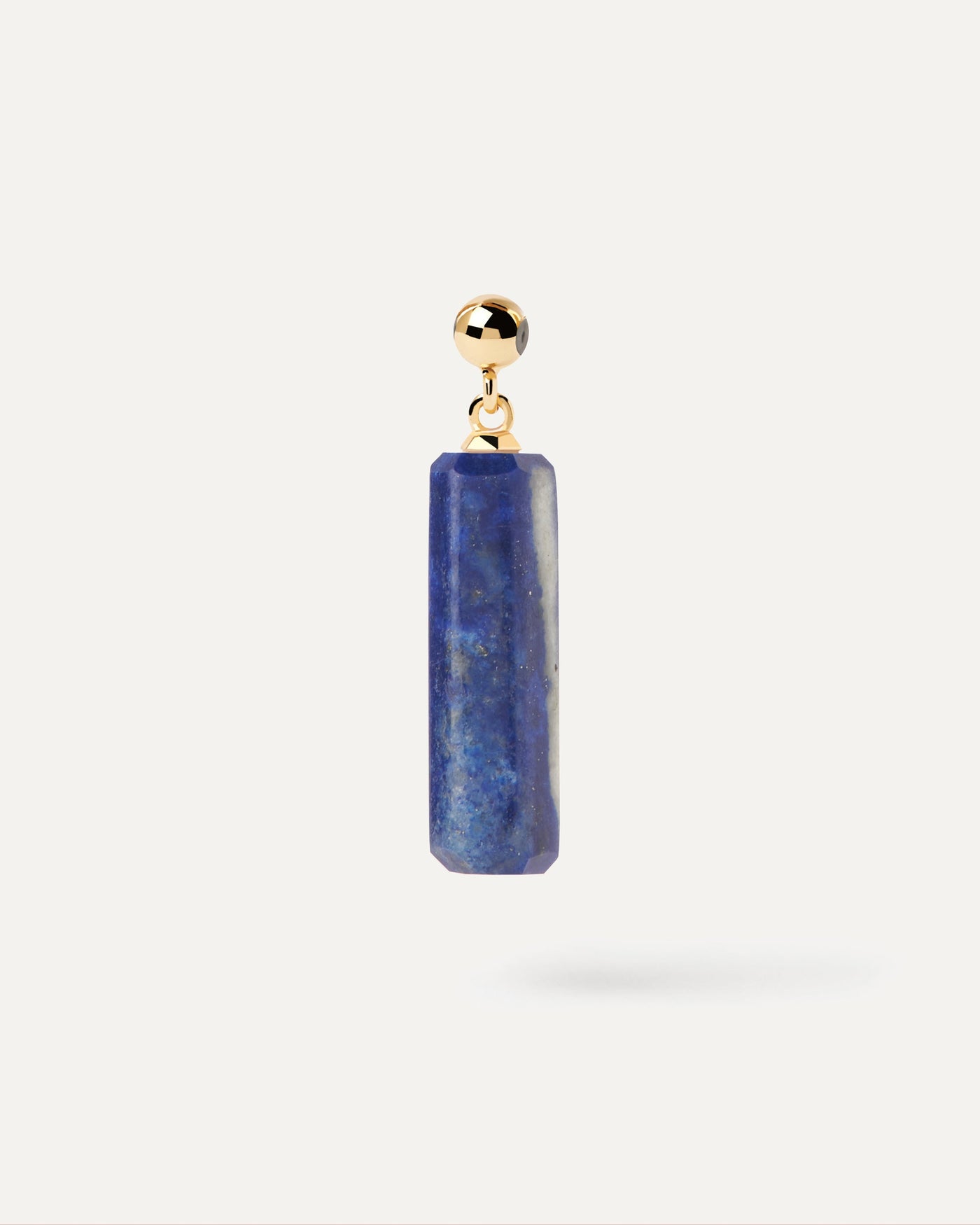 Charm Lapislázuli. Charm de piedra azul oscuro con forma alargada para colgar en collar o pulsera. Consigue las últimas novedades de PDPAOLA. Haz tu pedido de forma segura y obtén este Best Seller.