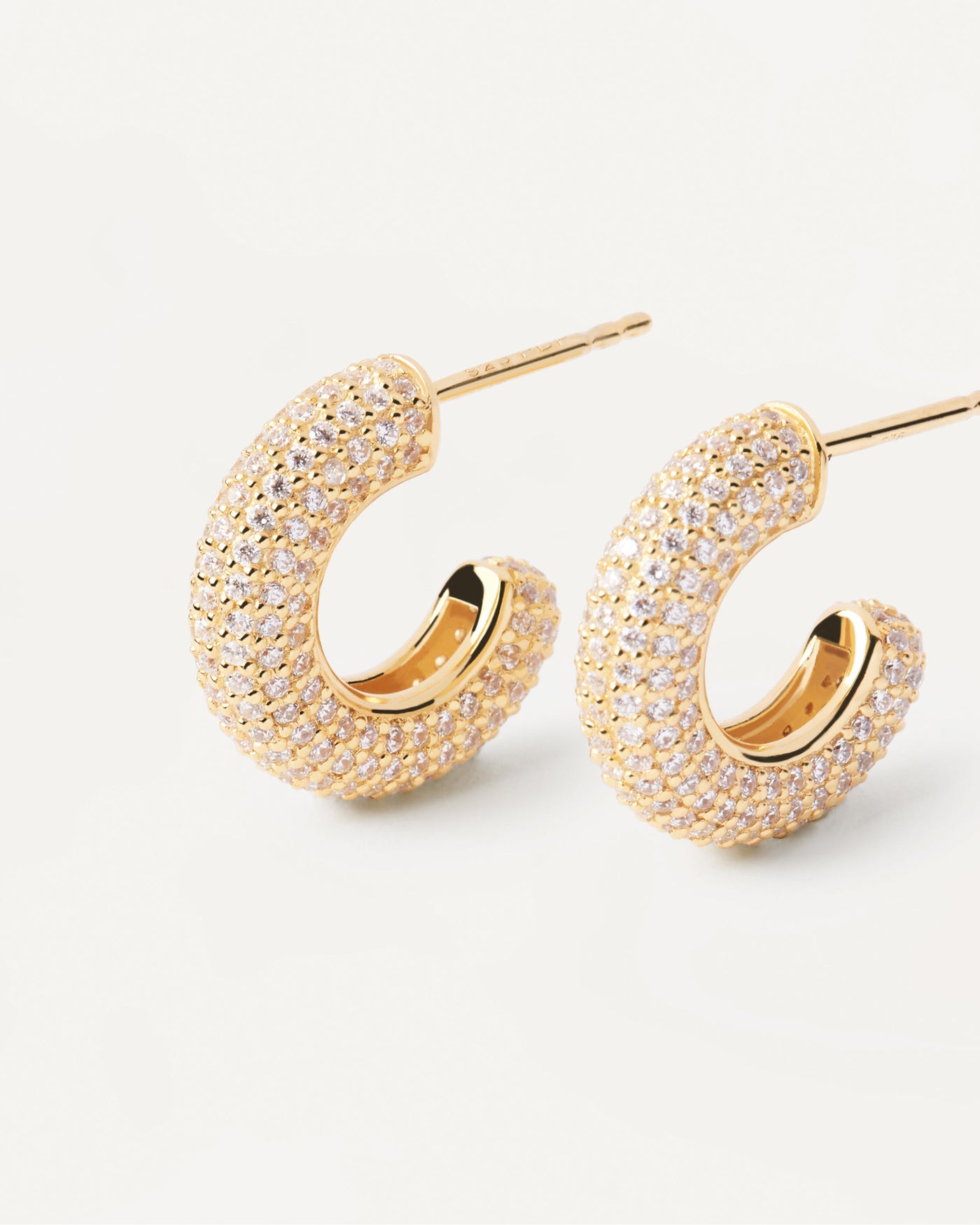 2023 Selection | King Earrings. Gold-plated hoop earrings with white zirconia. Get the latest arrival from PDPAOLA. Place your order safely and get this Best Seller. Free Shipping.
