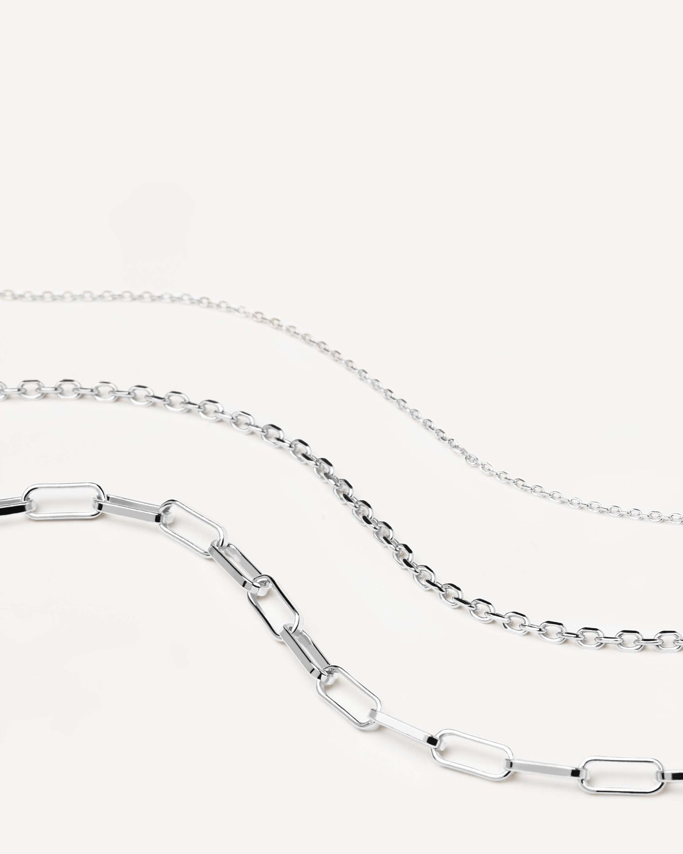Set de collares de plata Essential. conjunto de collares apilables de cadena de plata esterlina 925 en eslabones de tres tamaños y formas. Consigue las últimas novedades de PDPAOLA. Haz tu pedido de forma segura y obtén este Best Seller.