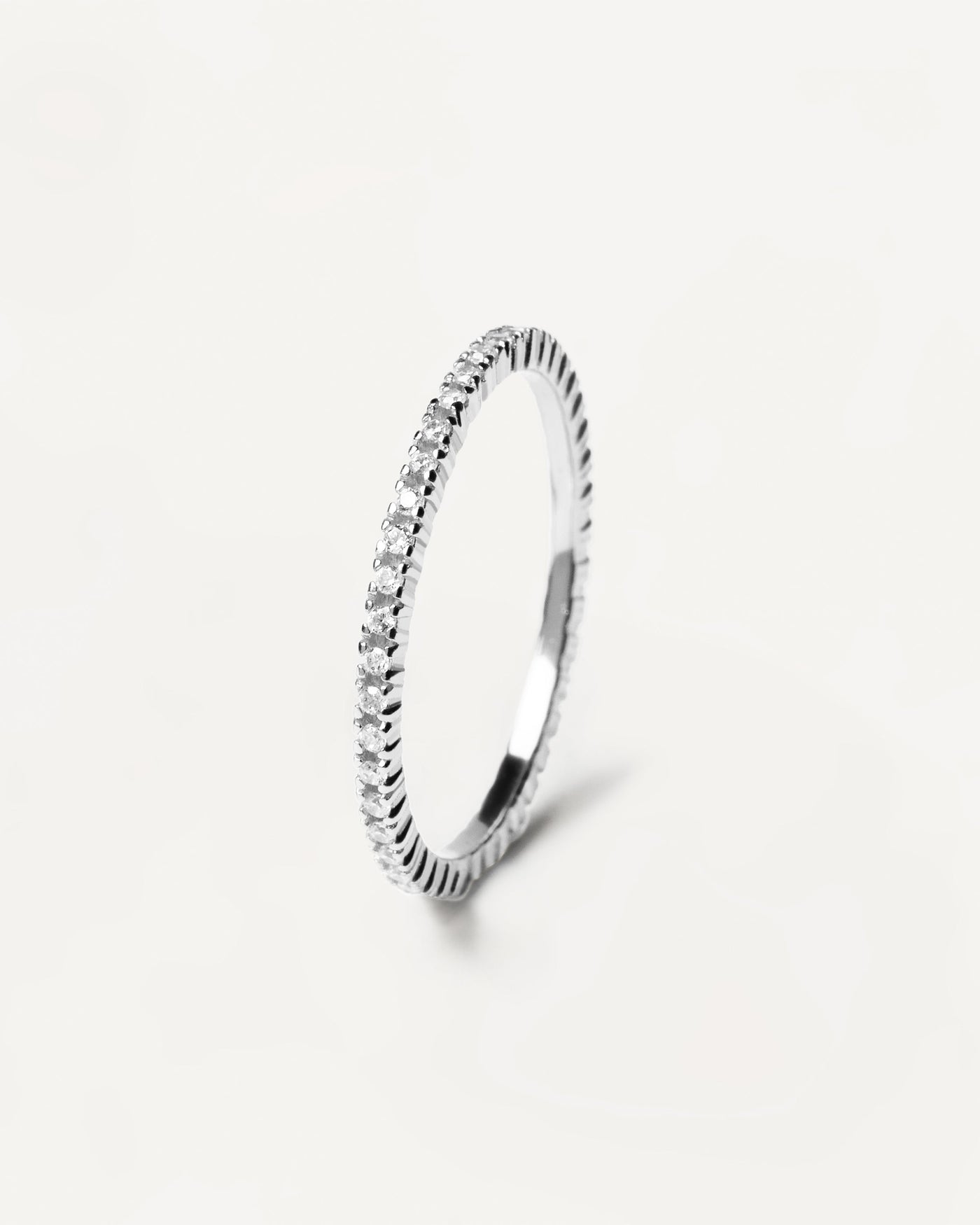 Anillo White Essential Silver. anillo de plata de ley 925 completamente engarzado con circonita blanca. Consigue las últimas novedades de PDPAOLA. Haz tu pedido de forma segura y obtén este Best Seller.