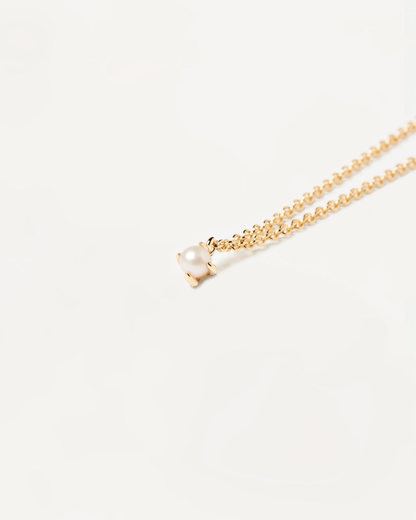 Collar Solitary Pearl. collar de cadena chapado en oro de 18k con una sola perla natural en engarces. Consigue las últimas novedades de PDPAOLA. Haz tu pedido de forma segura y obtén este Best Seller.