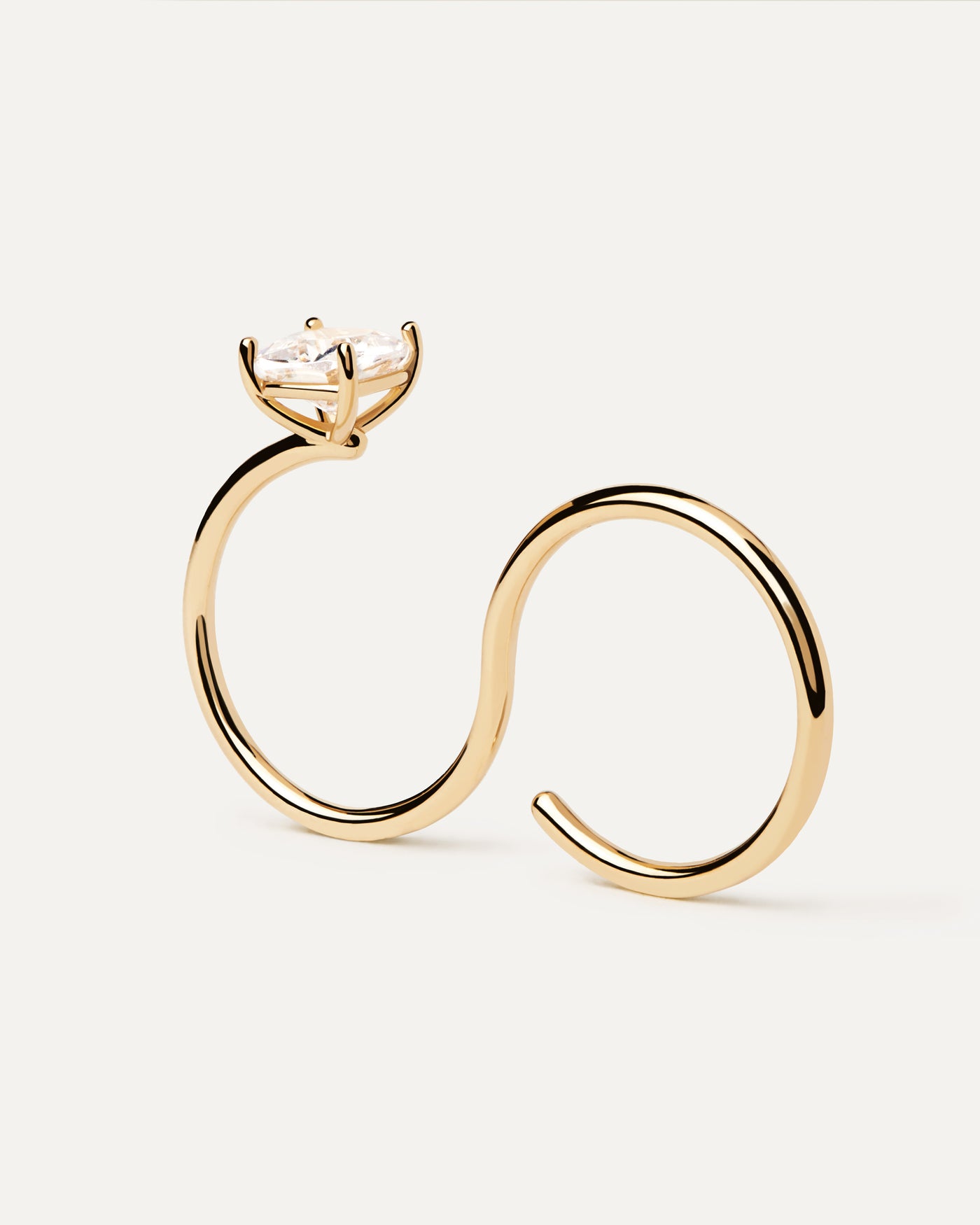 Sofia Zwei-Finger-Ring. Moderner vergoldeter offener Doppelring mit weißem Zirkonia. Erhalten Sie die neuesten Produkte von PDPAOLA. Geben Sie Ihre Bestellung sicher auf und erhalten Sie diesen Bestseller.