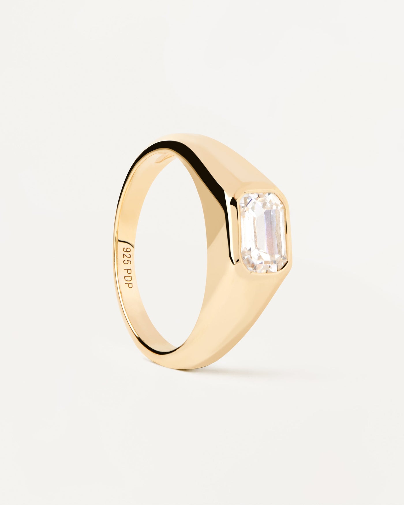 Anillo Sello Octagon Shimmer. Anillo sello de plata bañada en oro con circonita blanca rectangular. Consigue las últimas novedades de PDPAOLA. Haz tu pedido de forma segura y obtén este Best Seller.