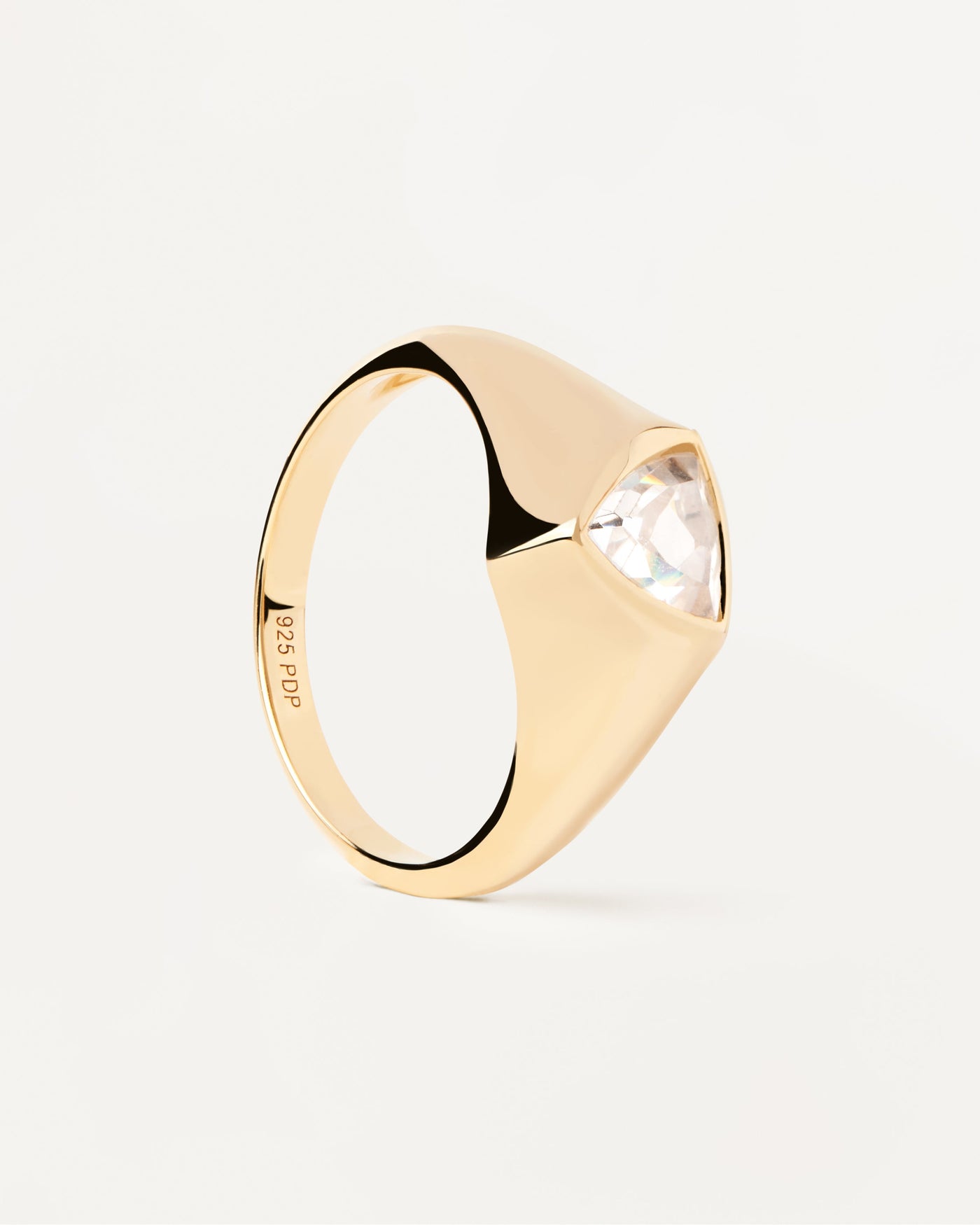 Anello Sigillo Triangle Shimmer. Anello chevalier in argento placcato oro con zircone bianco triangolare. Acquista le ultime novità di PDPAOLA. Effettua il tuo ordine in tutta sicurezza e non lasciarti sfuggire questo best seller.