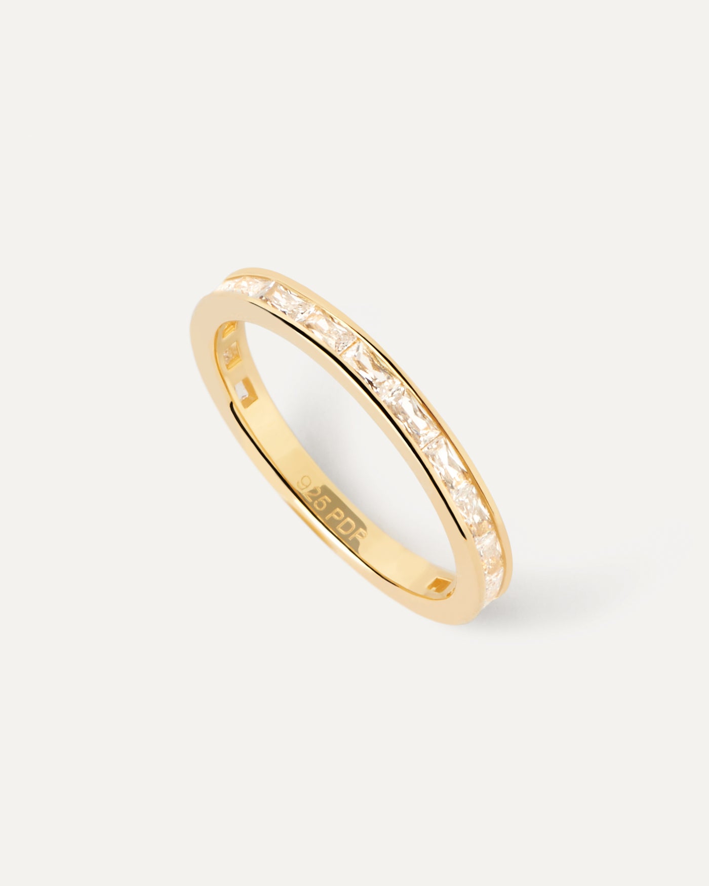 Vergoldeter Eternity ring mit rechteckigem weißem Zirkon im Rechteckschliff