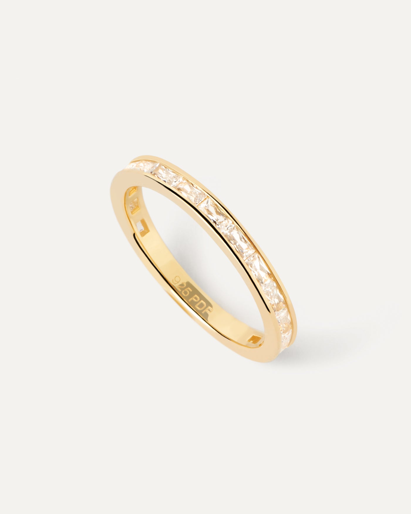 Anillo Viena. Anillo eternity de plata bañada en oro con circonitas blancas de corte rectangular. Consigue las últimas novedades de PDPAOLA. Haz tu pedido de forma segura y obtén este Best Seller.