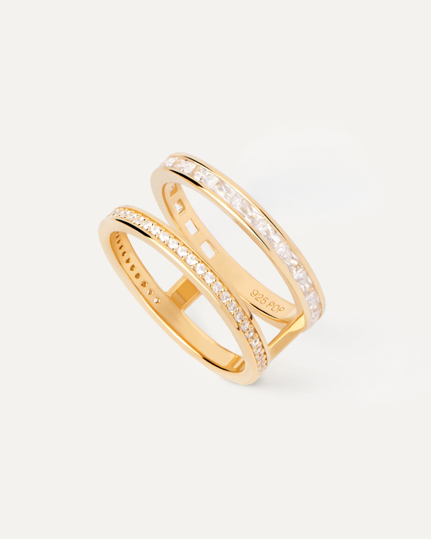 Anillo Bianca. Anillo geométrico de plata bañada en oro engastado con circonitas blancas. Consigue las últimas novedades de PDPAOLA. Haz tu pedido de forma segura y obtén este Best Seller.