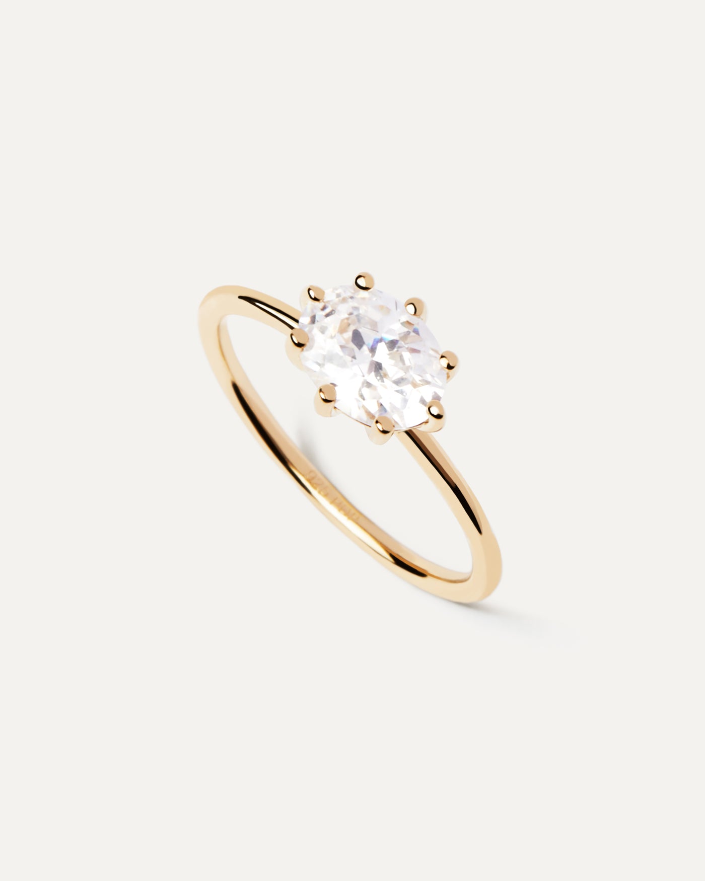 Bague Kim. Bague demi-géométrique en plaqué or serti de zircons blancs. Découvrez les dernières nouveautés de chez PDPAOLA. Commandez et recevez votre bijou en toute sérénité.