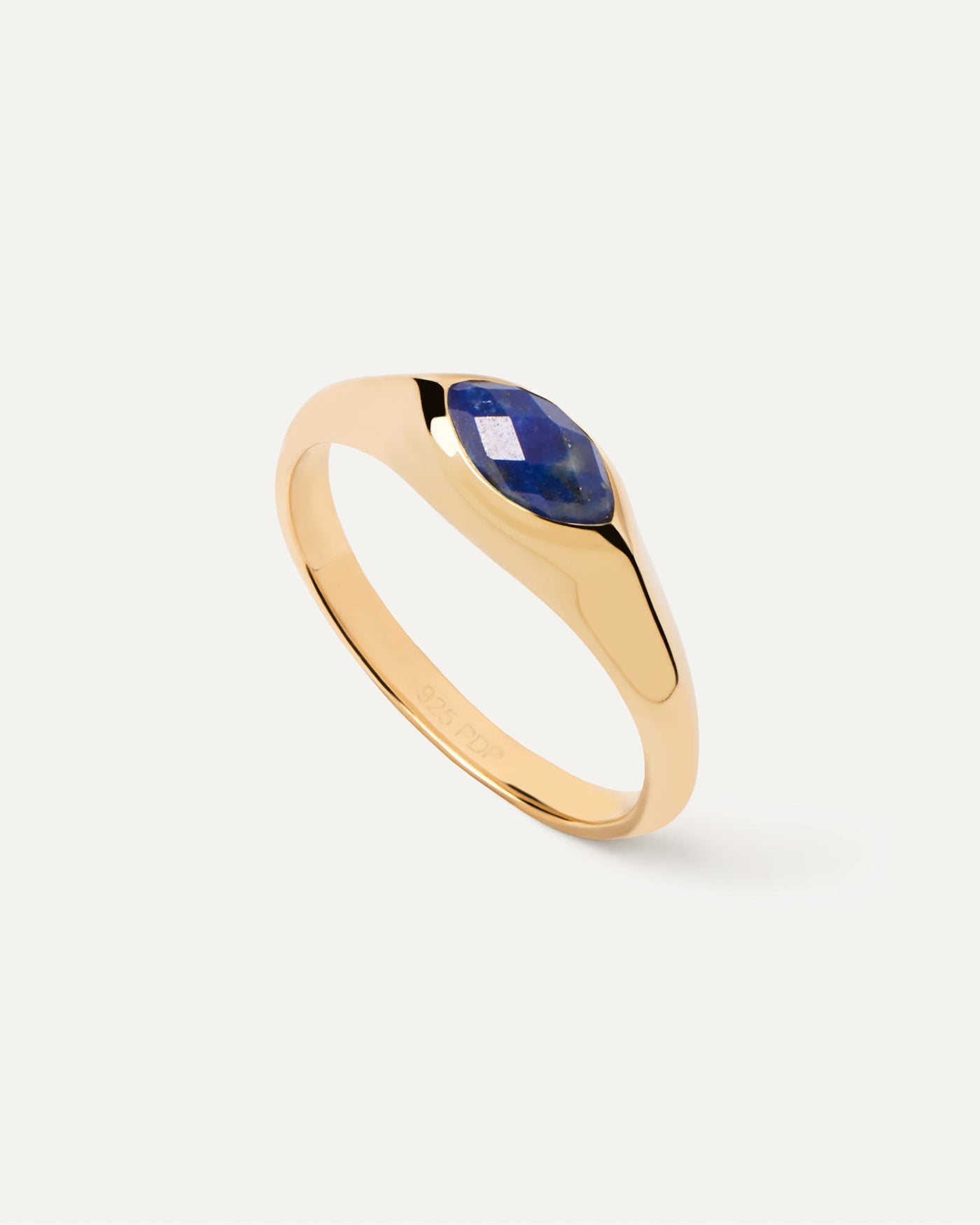 Anillo Sello Lapislázuli Nomad. Anillo sello de plata bañada en oro adornado con piedra azul de corte marquesa. Consigue las últimas novedades de PDPAOLA. Haz tu pedido de forma segura y obtén este Best Seller.