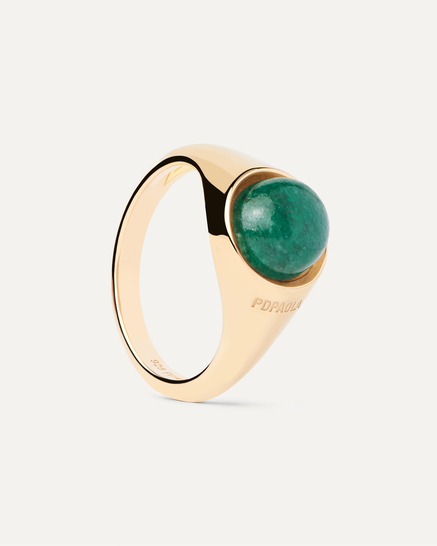 Anillo Aventurina Verde Moon. Anillo media esfera de plata bañada en oro con una piedra verde ovalada. Consigue las últimas novedades de PDPAOLA. Haz tu pedido de forma segura y obtén este Best Seller.