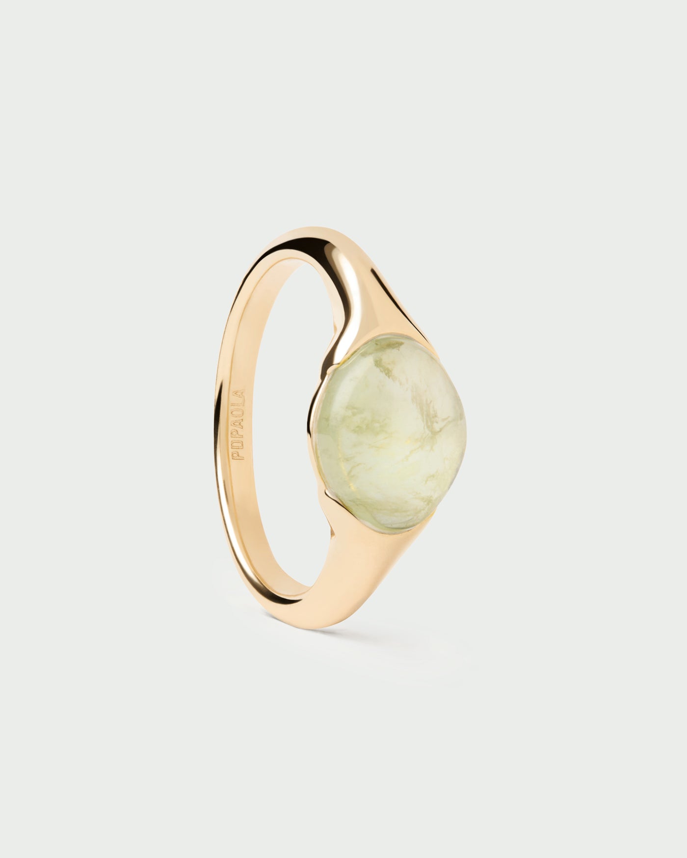 Anillo sello elegante adornado con piedra verde ovalada
