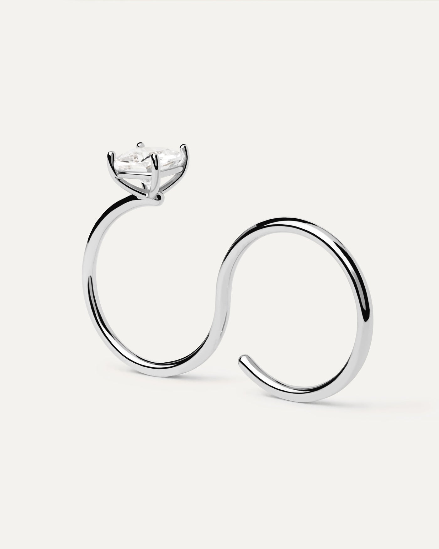 Bague Double Doigt en Argent Sofia. Bague moderne double doigt ouverte en argent avec zircon blanc. Découvrez les dernières nouveautés de chez PDPAOLA. Commandez et recevez votre bijou en toute sérénité.