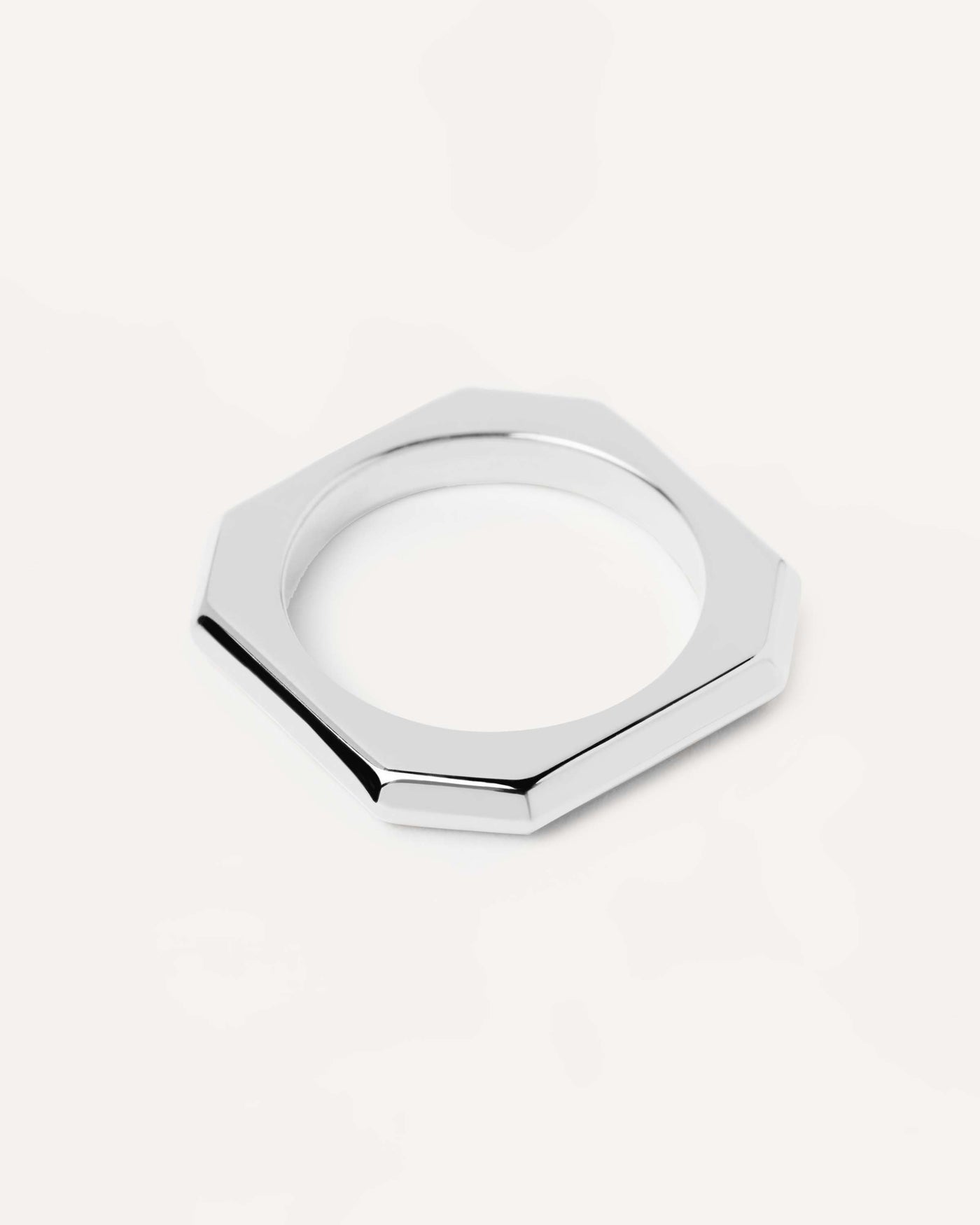 Signature Link Silberring. Oktogonaler einfacher Ring, der als Kabelverbindung in Silber -Rhodiumbeschichtung geformt ist. Erhalten Sie die neuesten Produkte von PDPAOLA. Geben Sie Ihre Bestellung sicher auf und erhalten Sie diesen Bestseller.