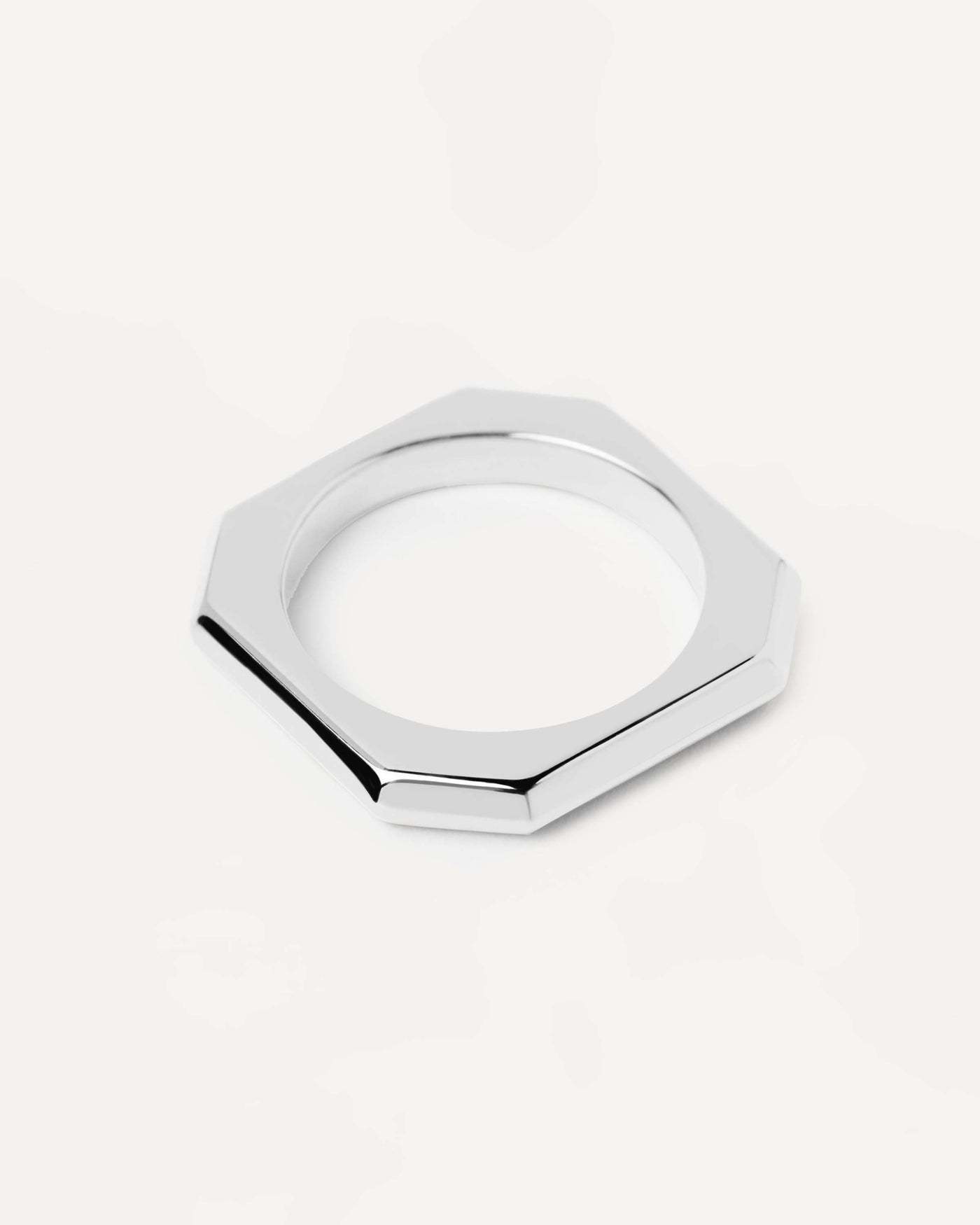 Bague en argent Signature Link. Bague octogonale en argent rhodié de forme de maillon de chaine. Découvrez les dernières nouveautés de chez PDPAOLA. Commandez et recevez votre bijou en toute sérénité.