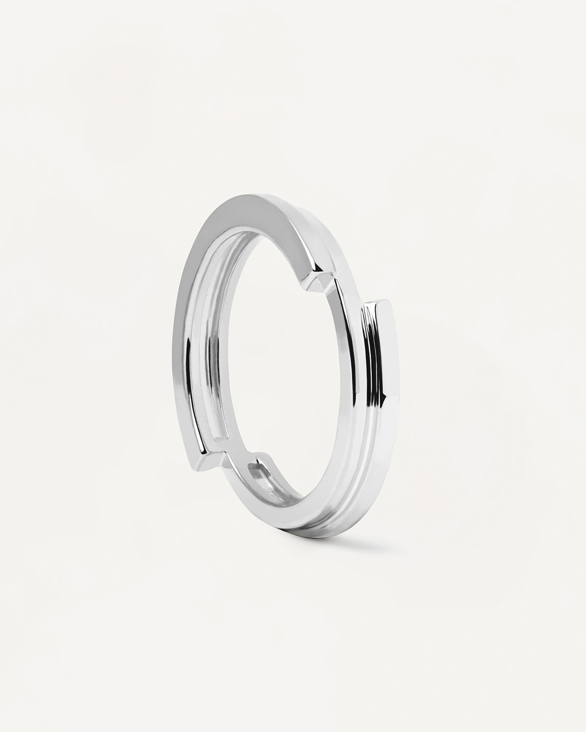 Bague en Argent Genesis. Bague en argent 925 au design asymétrique. Découvrez les dernières nouveautés de chez PDPAOLA. Commandez et recevez votre bijou en toute sérénité.