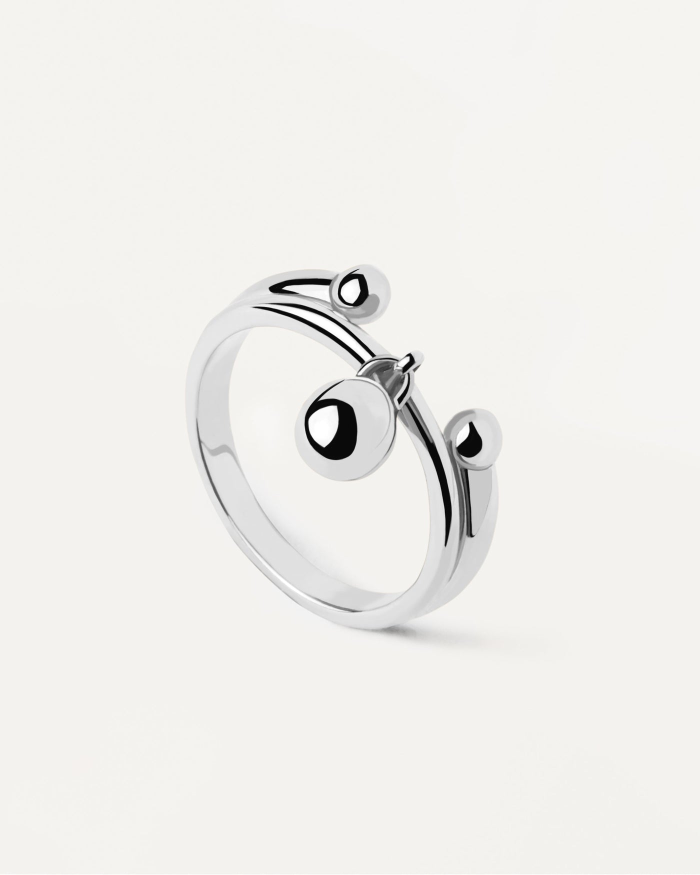 Anello In Argento Berlin. Anello in argento sterling con ciondolo composto da tre sfere. Acquista le ultime novità di PDPAOLA. Effettua il tuo ordine in tutta sicurezza e non lasciarti sfuggire questo best seller.