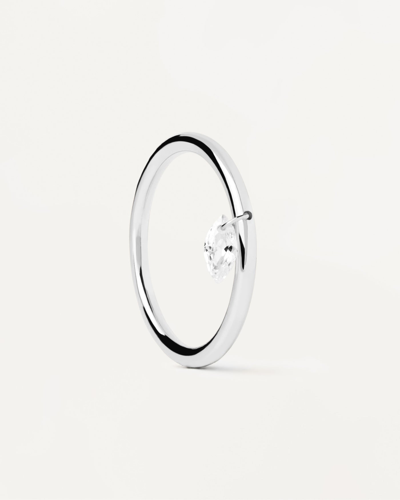 Bague solitaire en argent Rain. Bague solitaire en argent massif avec un petit zircon rond accroché. Découvrez les dernières nouveautés de chez PDPAOLA. Commandez et recevez votre bijou en toute sérénité.