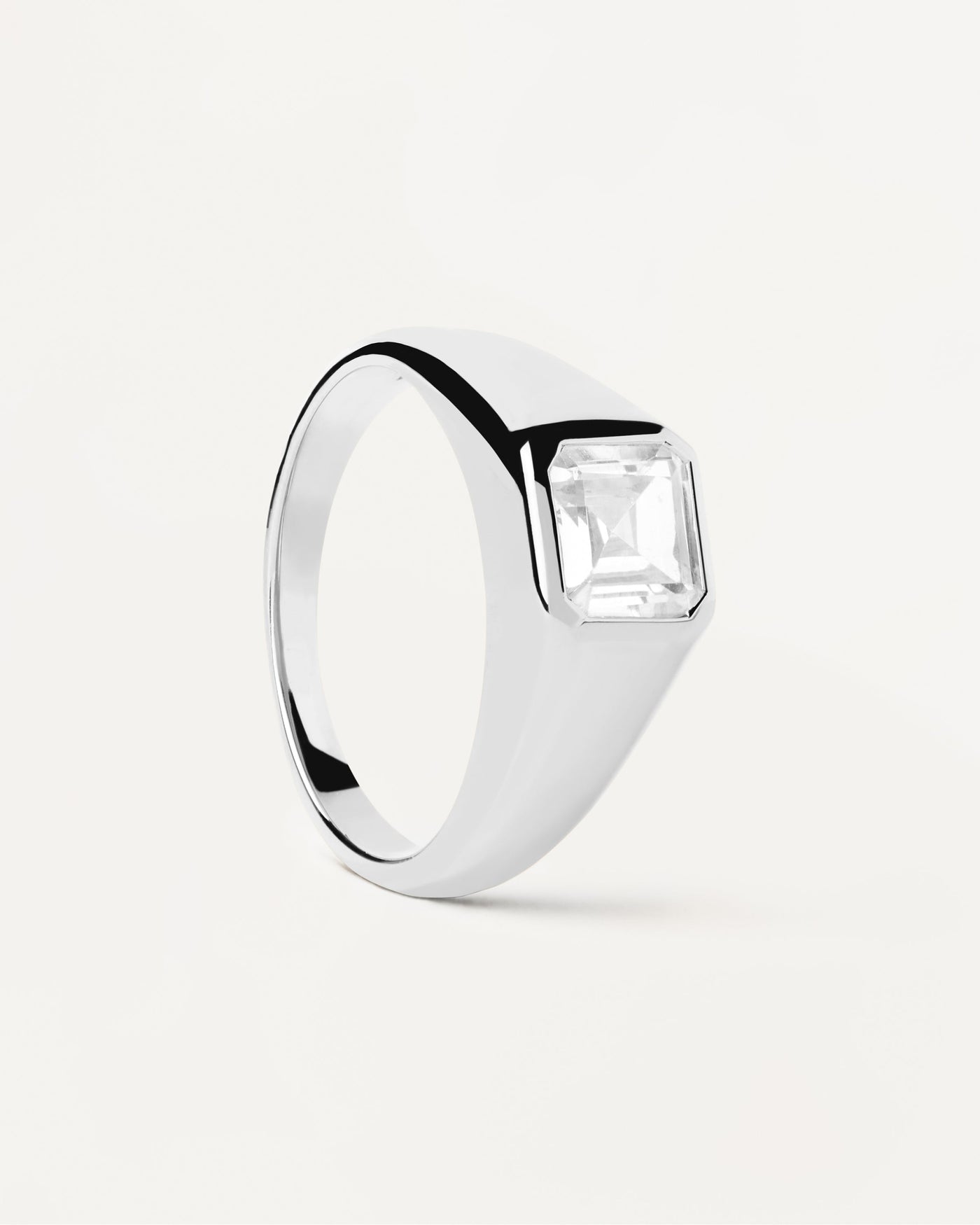 Square Shimmer Siegelring aus Silber. Siegelring aus Sterlingsilber mit quadratischem weißem Zirkonia. Erhalten Sie die neuesten Produkte von PDPAOLA. Geben Sie Ihre Bestellung sicher auf und erhalten Sie diesen Bestseller.