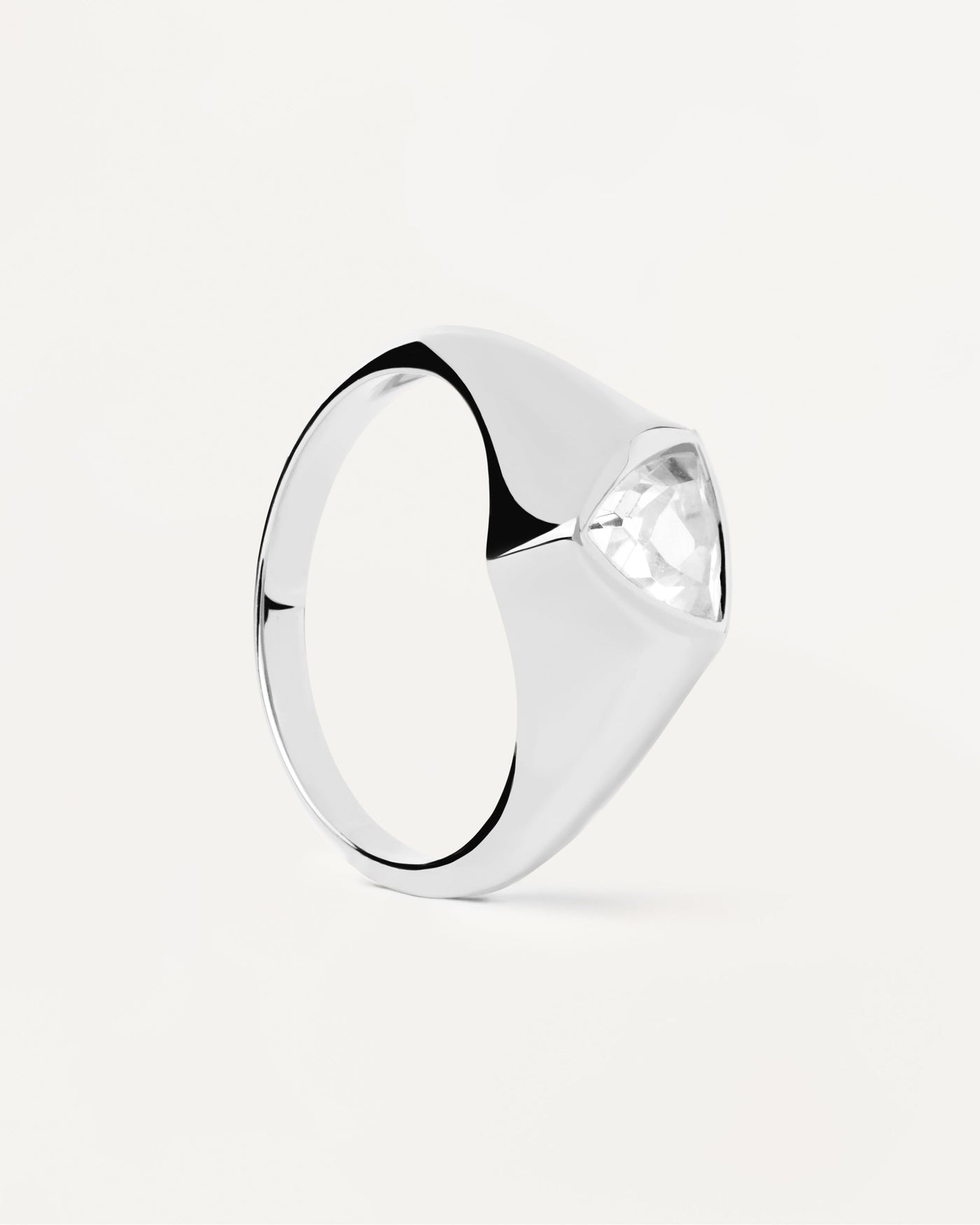 Bague chevalière en argent Triangle Shimmer. Bague chevalière en argent massif avec zircon blanc triangulaire. Découvrez les dernières nouveautés de chez PDPAOLA. Commandez et recevez votre bijou en toute sérénité.