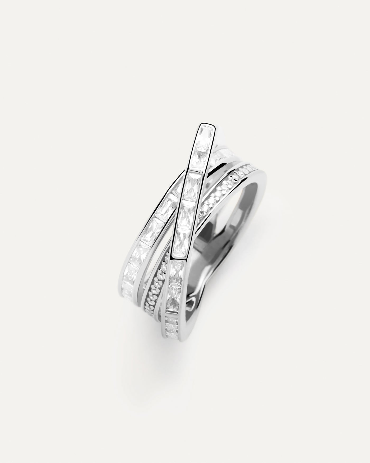 Anello in Argento Verona. Anello in argento a tre fasce incrociate con zirconi bianchi incastonati. Acquista le ultime novità di PDPAOLA. Effettua il tuo ordine in tutta sicurezza e non lasciarti sfuggire questo best seller.