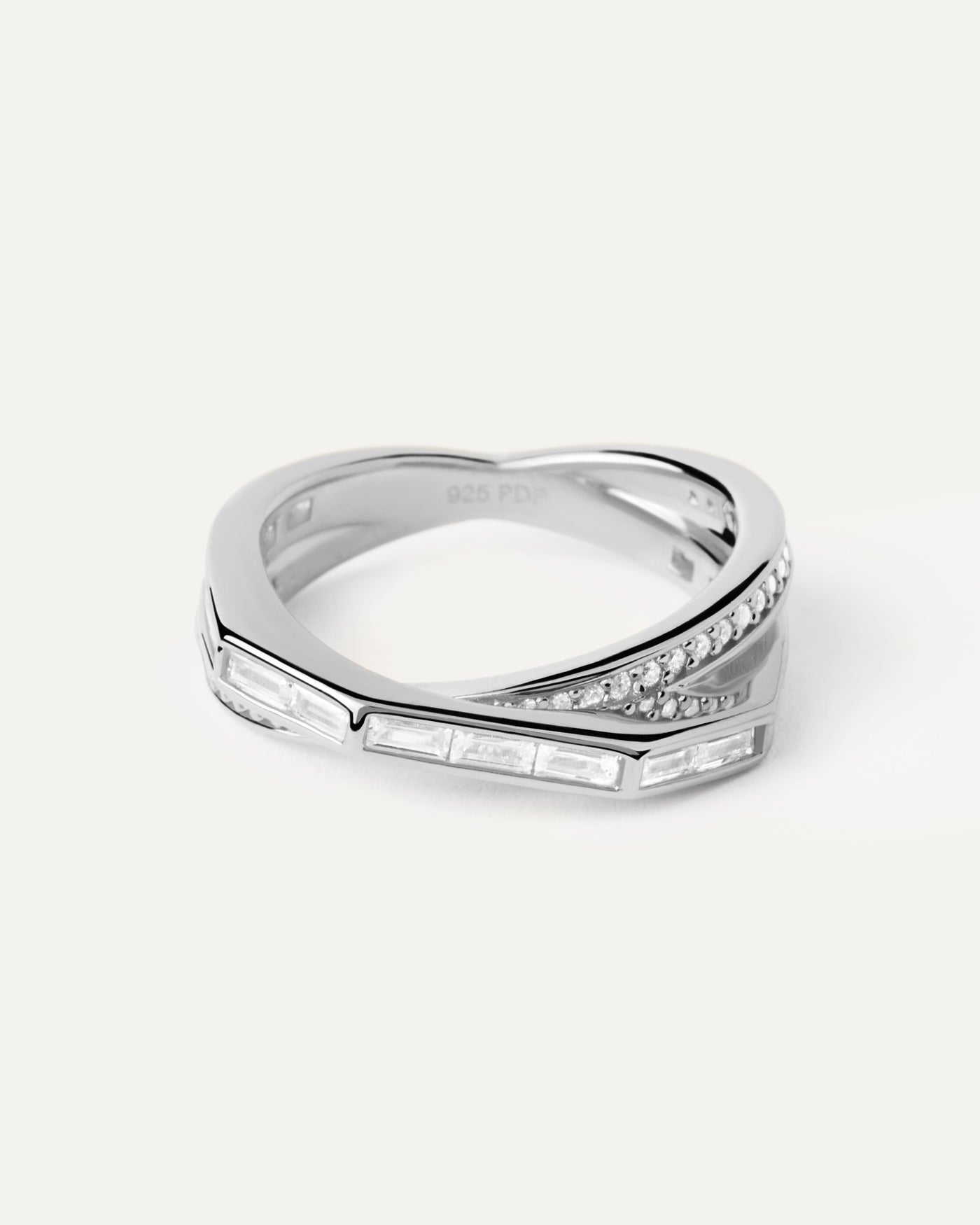 Bague en Argent Olivia. Bague en argent triple anneaux entrecroisé sertie de zircons blancs. Découvrez les dernières nouveautés de chez PDPAOLA. Commandez et recevez votre bijou en toute sérénité.