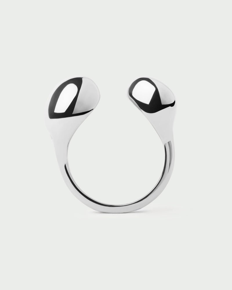 Anillo abierto escultural de plata adornado con dos gotas fluidas