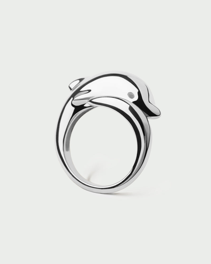 Anillo delfín moderno de plata con forma escultural