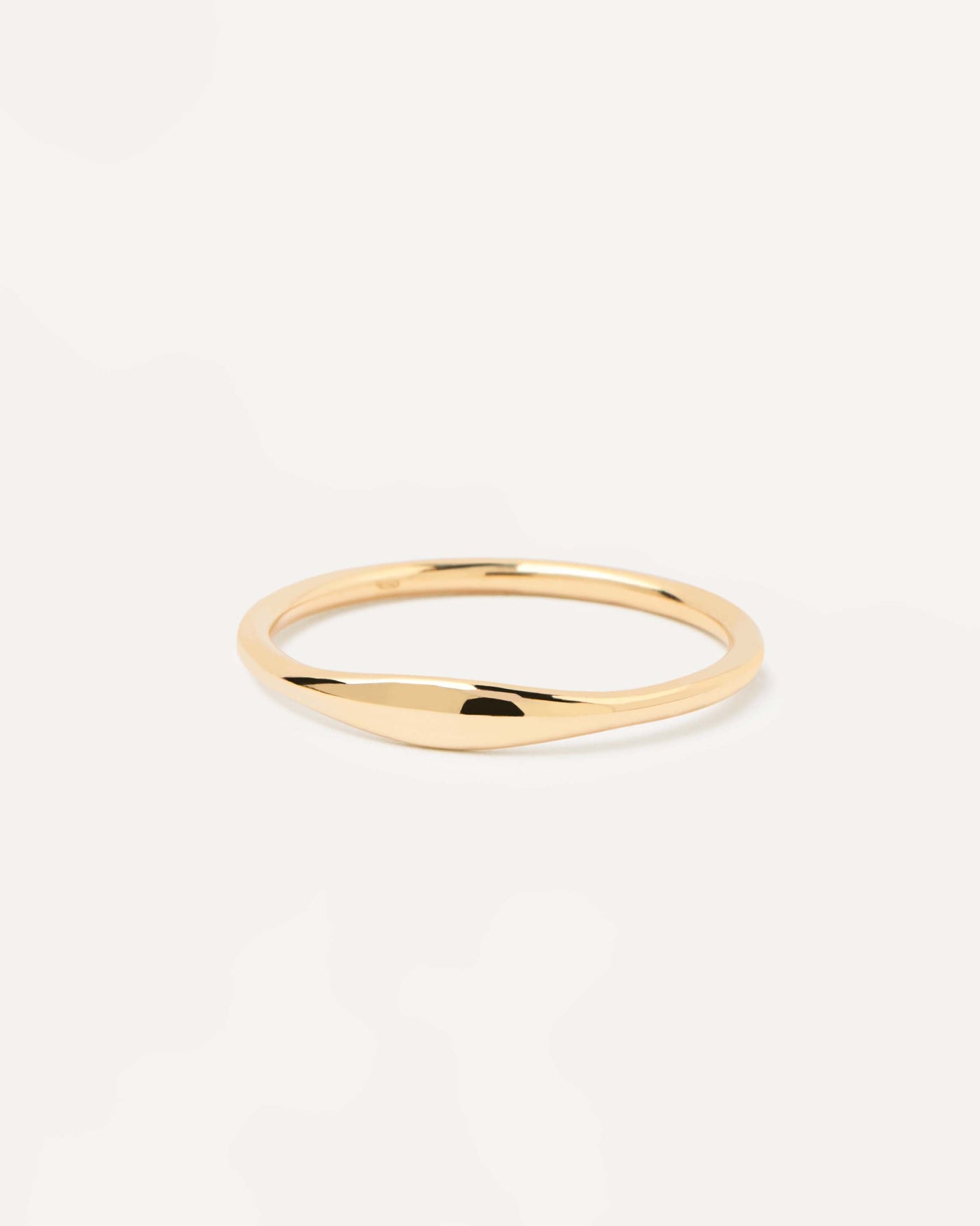 GoldRing Wave. Basisgelbgoldener Ring mit einer Kuppelmotivmotive in der Mitte. Erhalten Sie die neuesten Produkte von PDPAOLA. Geben Sie Ihre Bestellung sicher auf und erhalten Sie diesen Bestseller.