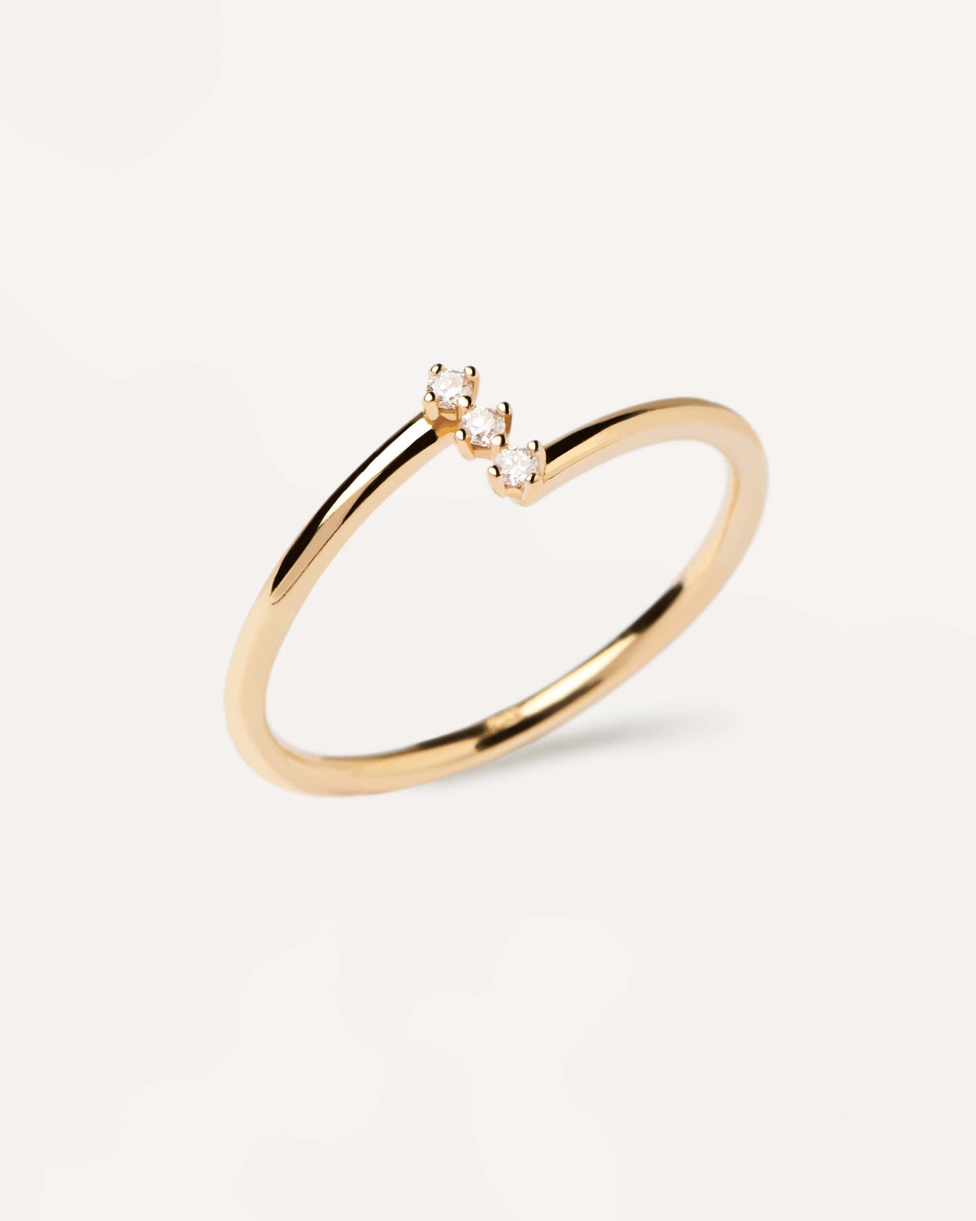 Anillo de Diamantes y oro Balance. Anillo de oro amarillo macizo con una hilera de 3 diamante de laboratorio de 0,04 quilates en total. Consigue las últimas novedades de PDPAOLA. Haz tu pedido de forma segura y obtén este Best Seller.