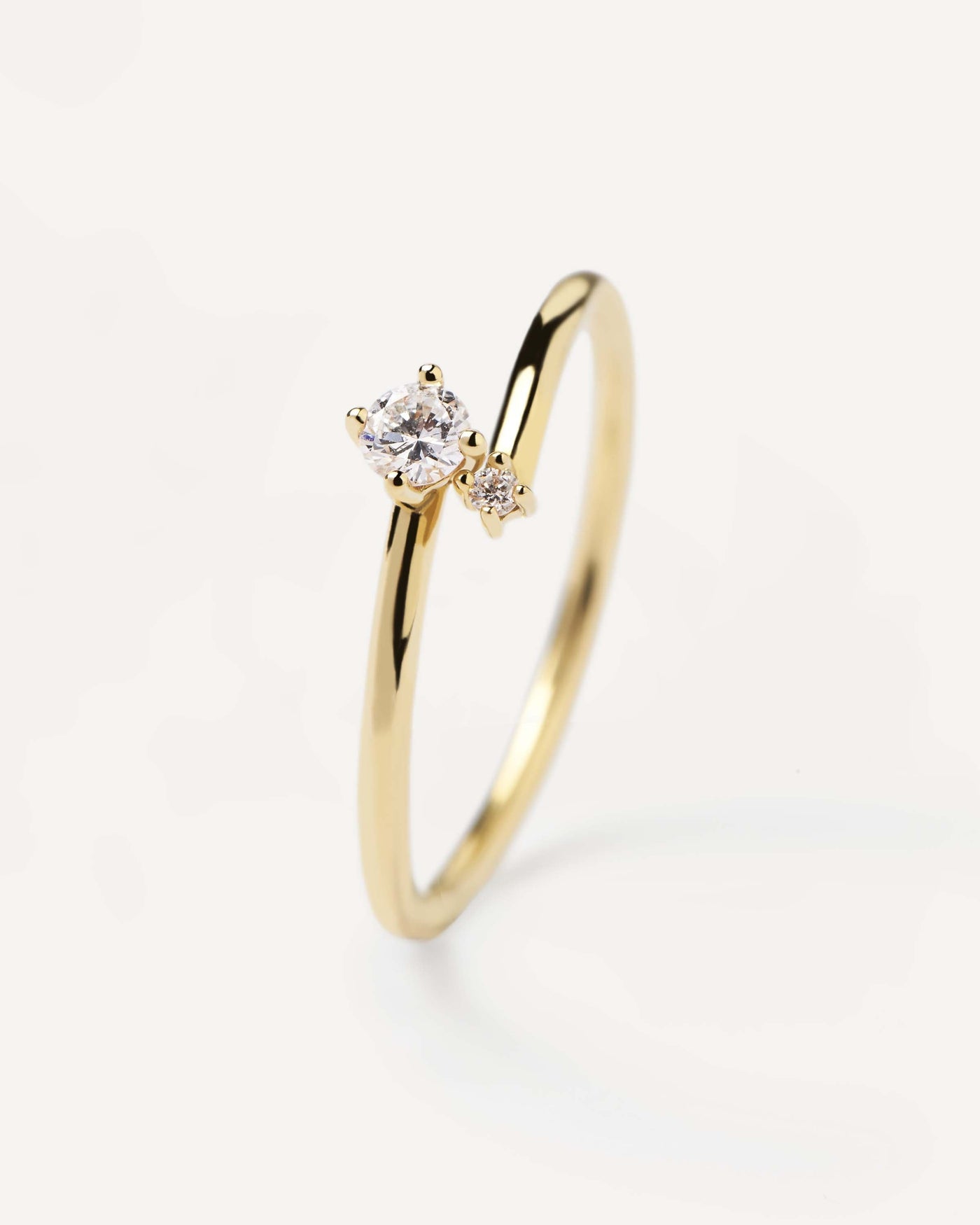 Anillo de Diamantes y oro Duo. Anillo tú-y-yo en oro amarillo macizo con dos diamante de laboratorio de diferentes tamaños de 0,11 quilates. Consigue las últimas novedades de PDPAOLA. Haz tu pedido de forma segura y obtén este Best Seller.