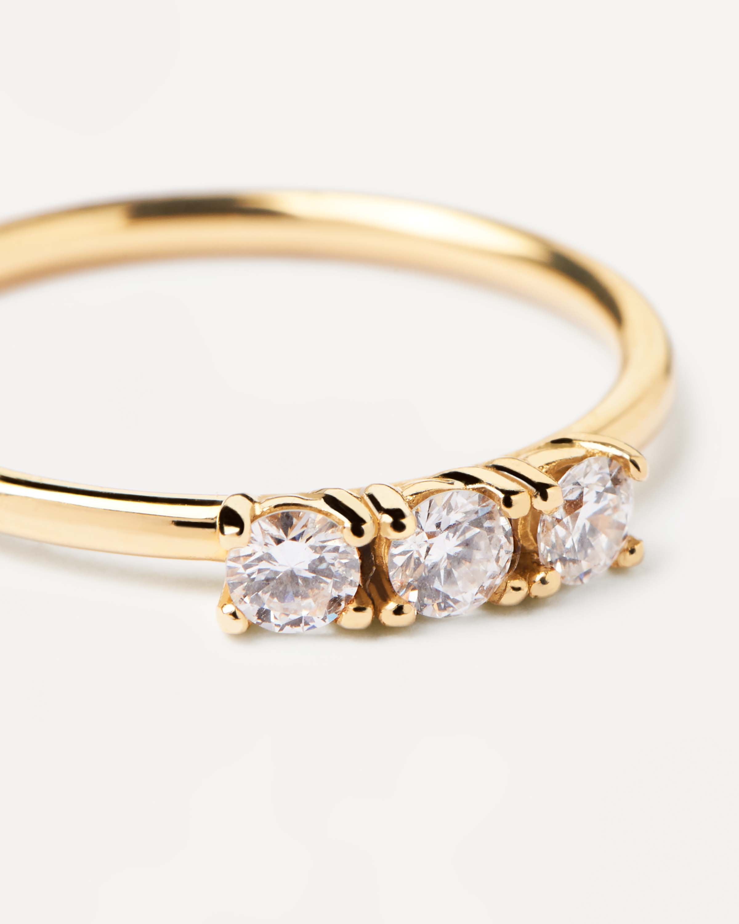 Solid yellow gold ring with three lab grown diamonds in rounded cut. GoldRing mit Diamanten Trio PDPAOLA