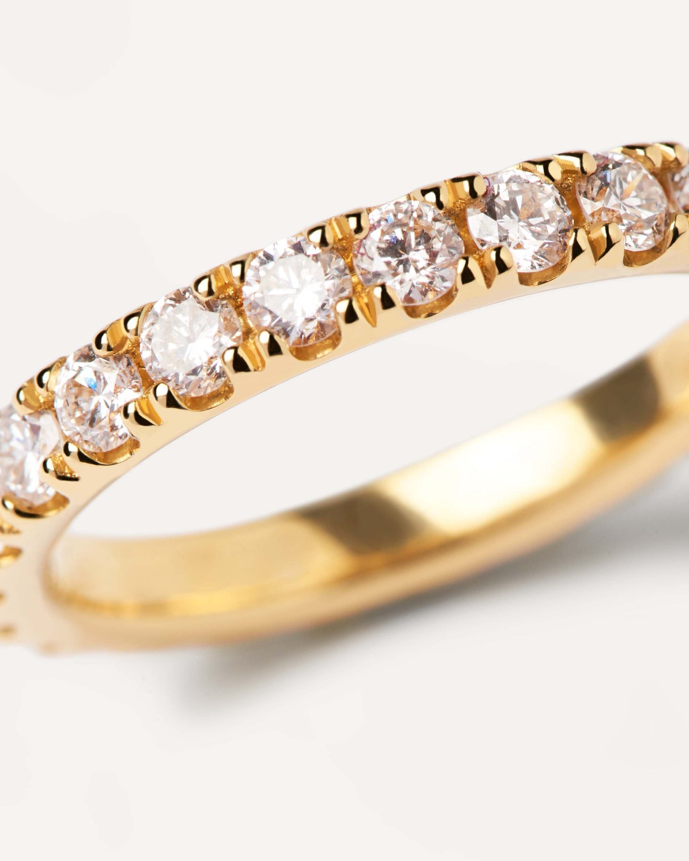 Anillo de Diamantes y oro Eternity Supreme. Anillo de eternidad de oro amarillo de 18k, ubicado con grandes diamantes cultivados en laboratorio, igualando 1.55 quilates. Consigue las últimas novedades de PDPAOLA. Haz tu pedido de forma segura y obtén este Best Seller.