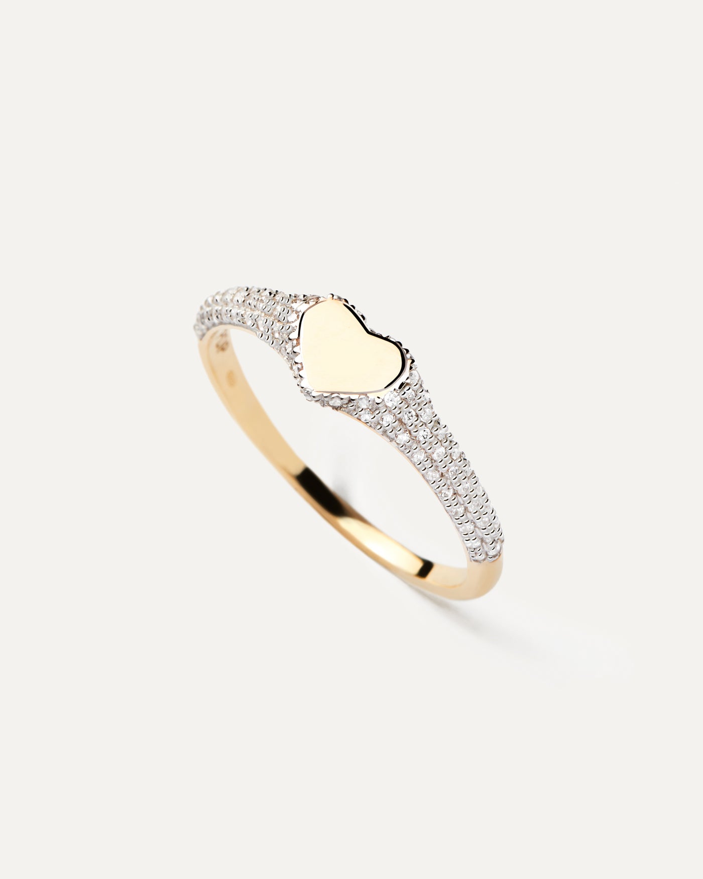 Anillo Sello de Diamantes y Oro Heart. Anillo sello de oro amarillo en forma de corazón con pavé de 76 diamante de laboratorio de 0,23 quilates. Consigue las últimas novedades de PDPAOLA. Haz tu pedido de forma segura y obtén este Best Seller.