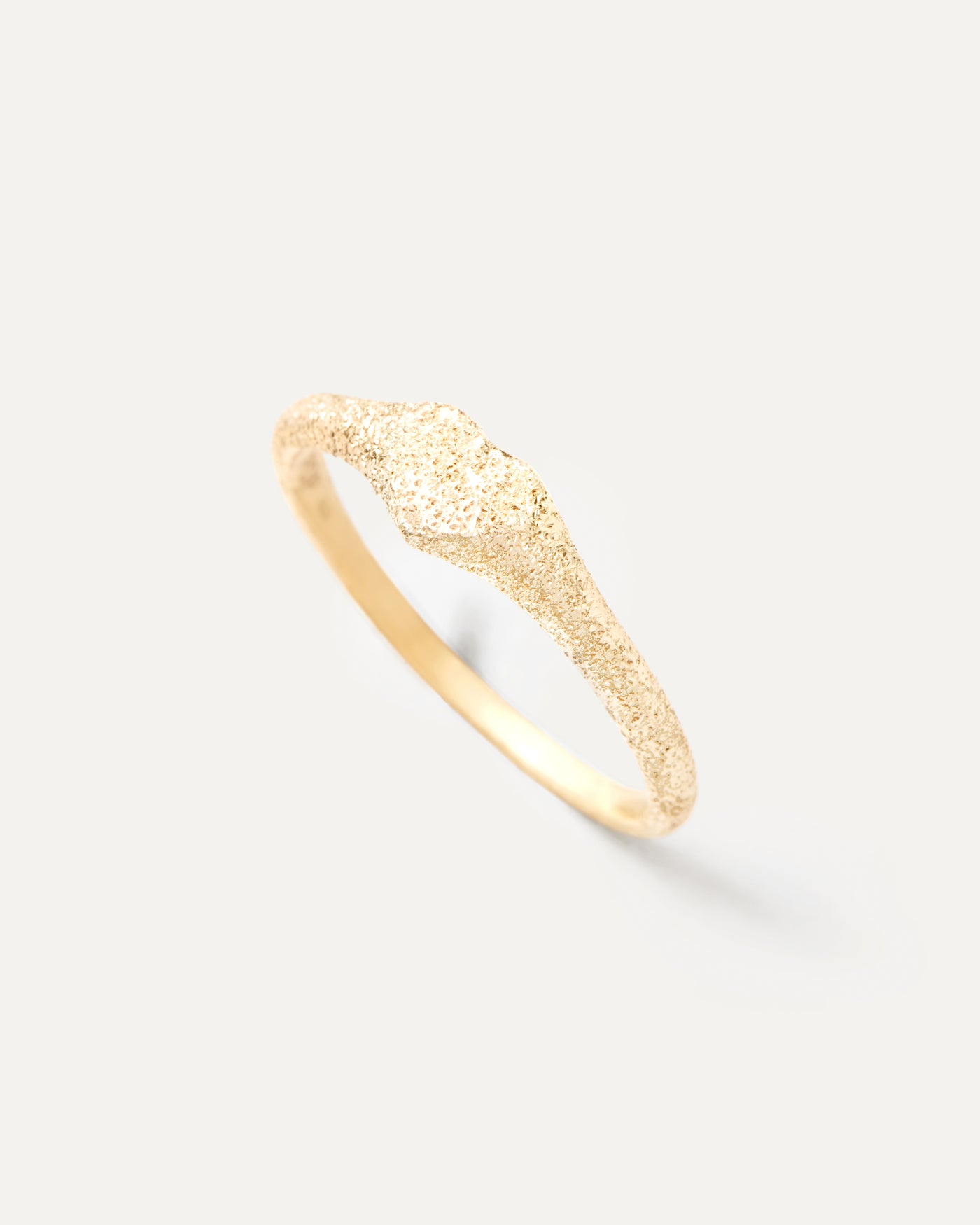 Bague Chevalière en Or Fini Sable Heart. Bague chevalière en or jaune massif en forme de cœur avec finition sablée. Découvrez les dernières nouveautés de chez PDPAOLA. Commandez et recevez votre bijou en toute sérénité.