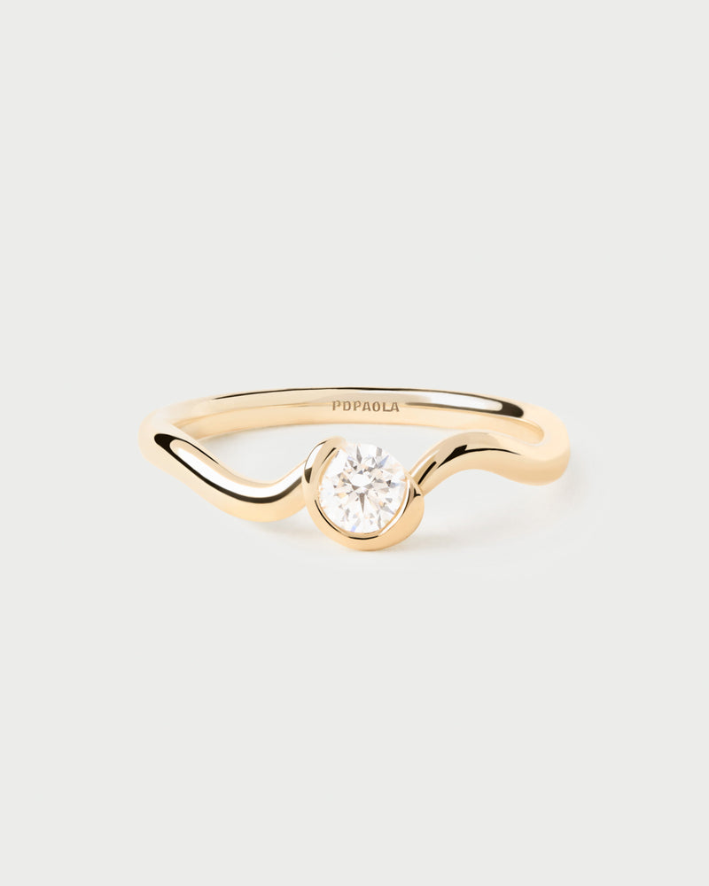 Elegante anello solitario in oro 18K con diamante da laboratorio e linee a flauto