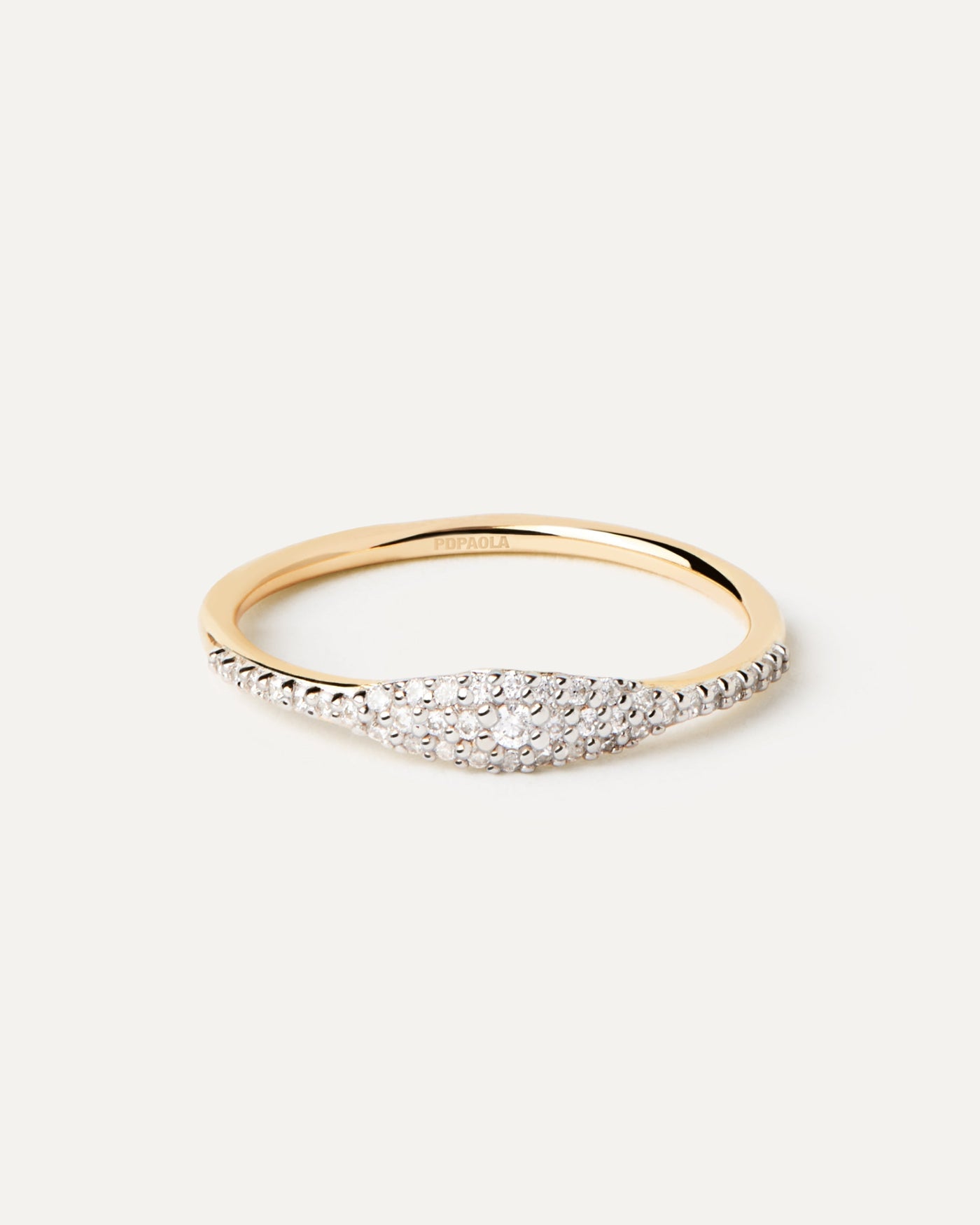 Anillo Sello De Diamantes Y Oro Estella. Anillo sello de oro amarillo macizo engastado con 39 diamante de laboratorio de 0,17 quilates. Consigue las últimas novedades de PDPAOLA. Haz tu pedido de forma segura y obtén este Best Seller.