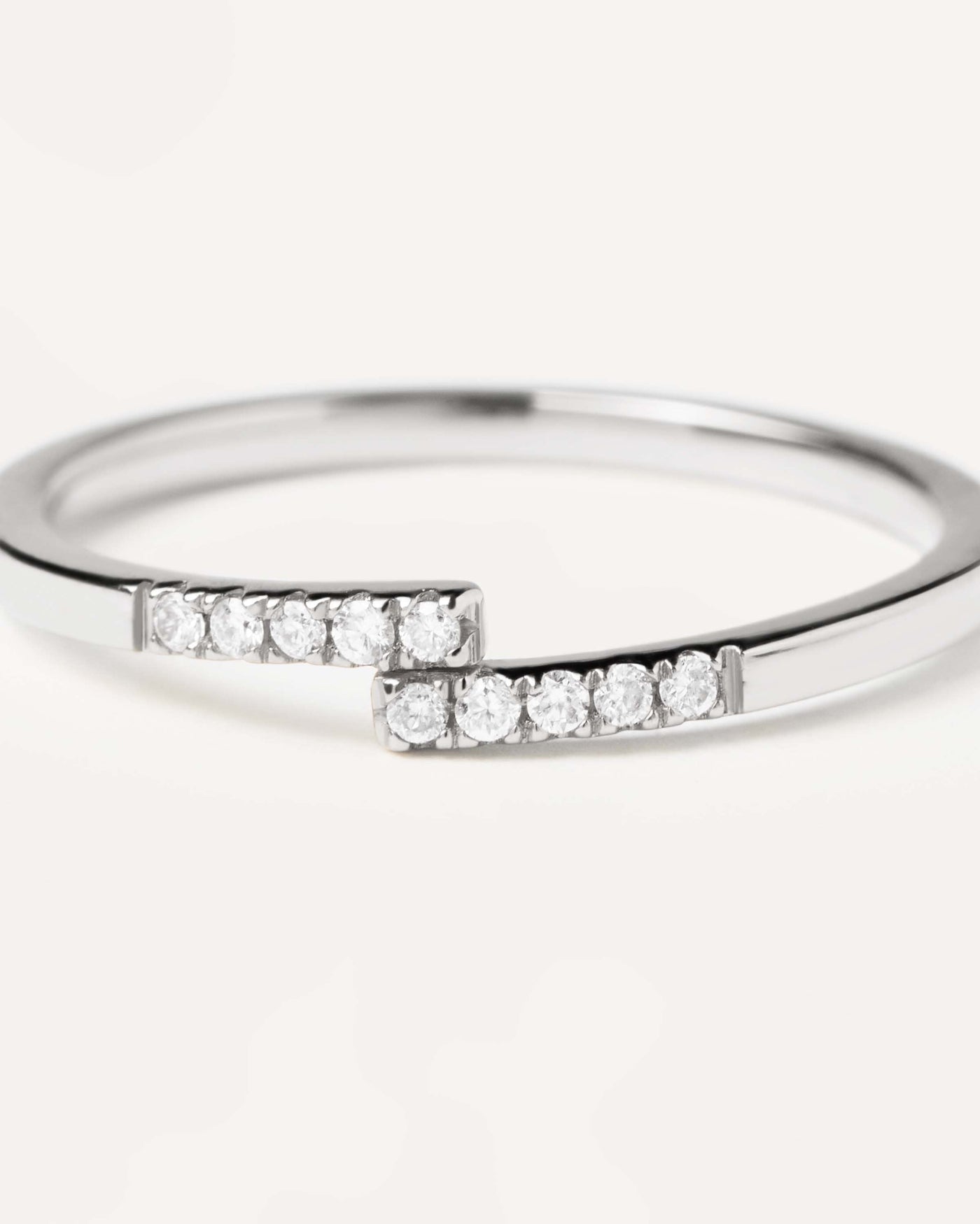 Ring Diamanten und Weissgold Cross. Erhalten Sie die neuesten Produkte von PDPAOLA. Geben Sie Ihre Bestellung sicher auf und erhalten Sie diesen Bestseller.