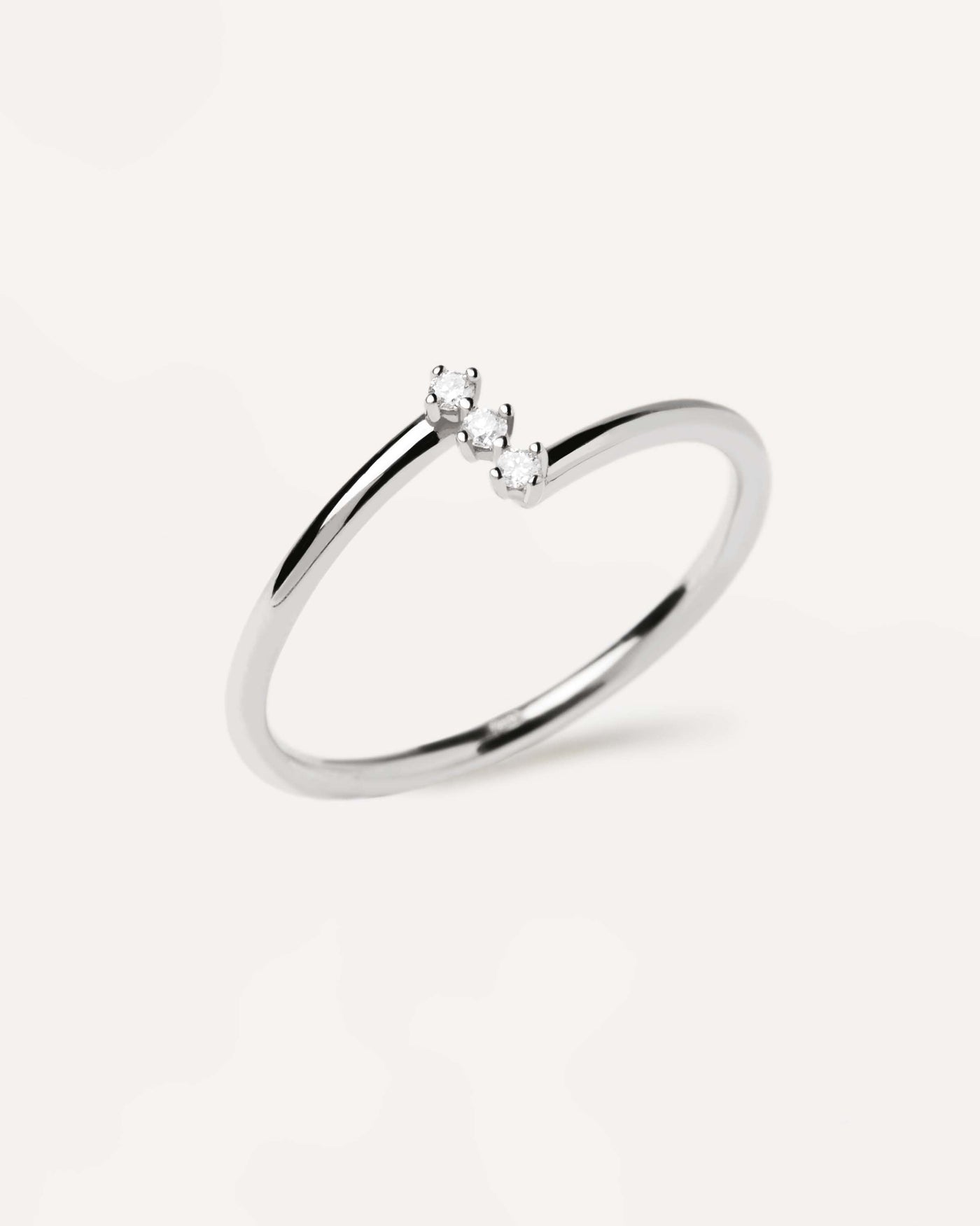 Anillo de Diamantes Y Oro Blanco Balance. Anillo de oro blanco macizo con una hilera de 3 diamante de laboratorio de 0,04 quilates en total. Consigue las últimas novedades de PDPAOLA. Haz tu pedido de forma segura y obtén este Best Seller.