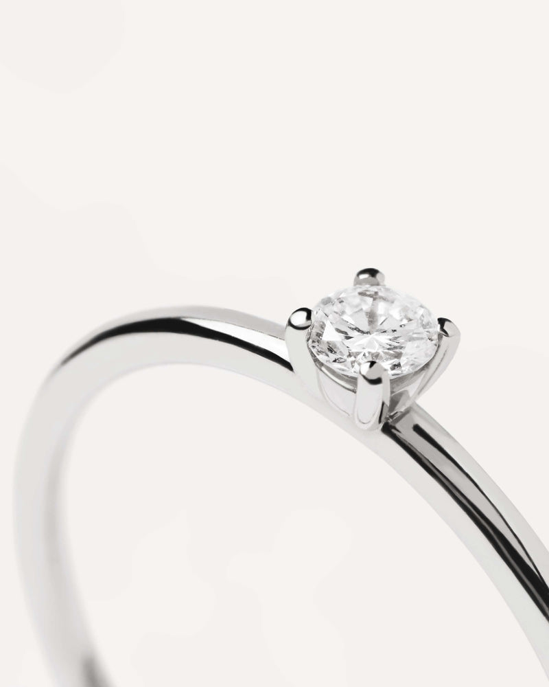 Anello in oro bianco massiccio impreziosito da diamante solitario da 0,10 carati