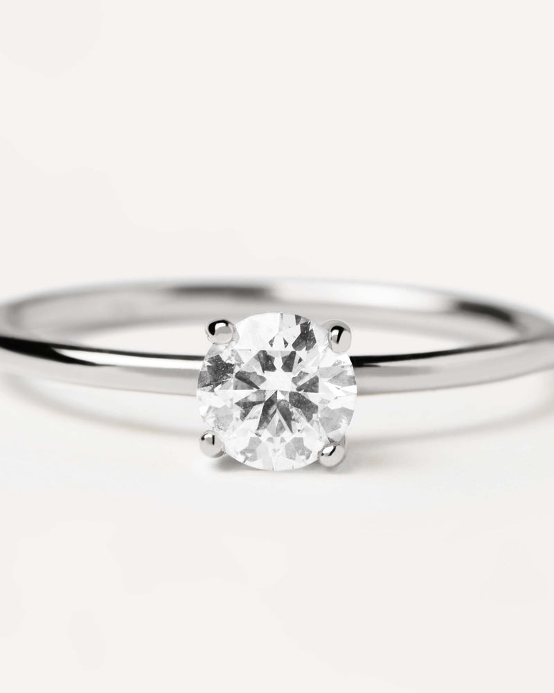 Anello solitario in oro bianco massiccio impreziosito da un grande diamante da 0,50 carati