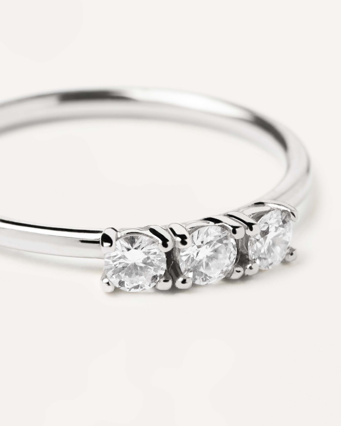 Bague en Diamants et en Or Blanc Trio. Bague en or blanc massif avec trois diamants brillants ronds de 0,03 carat. Découvrez les dernières nouveautés de chez PDPAOLA. Commandez et recevez votre bijou en toute sérénité.