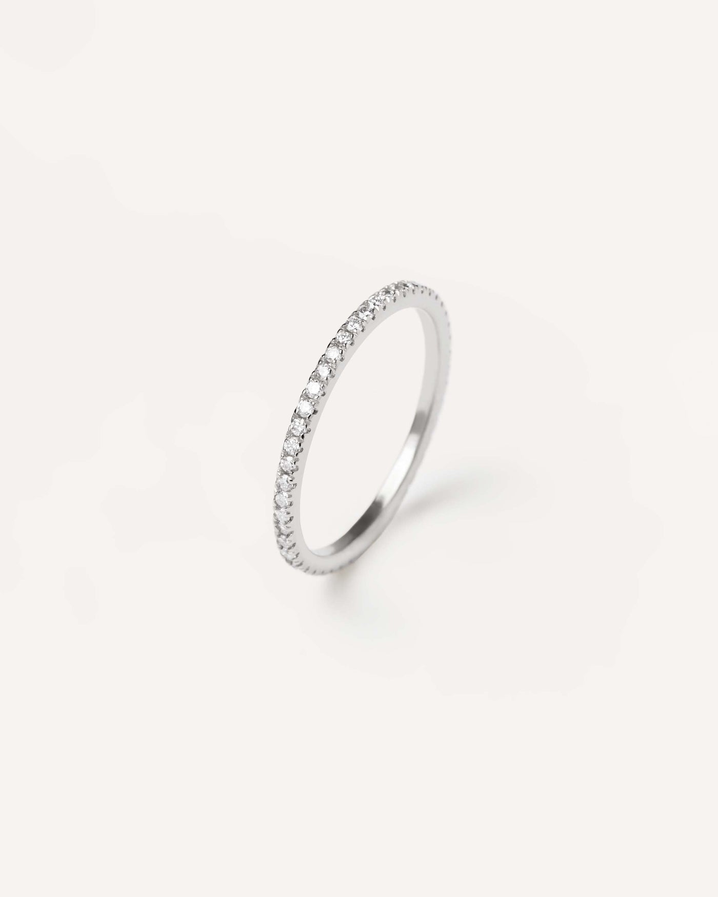 Anillo de Diamantes Y Oro Blanco Eternity Mini. Anillo de eternidad de oro blanco de 18k, ubicado con pequeños diamantes cultivados en laboratorio, igualando 0.35 quilates. Consigue las últimas novedades de PDPAOLA. Haz tu pedido de forma segura y obtén este Best Seller.