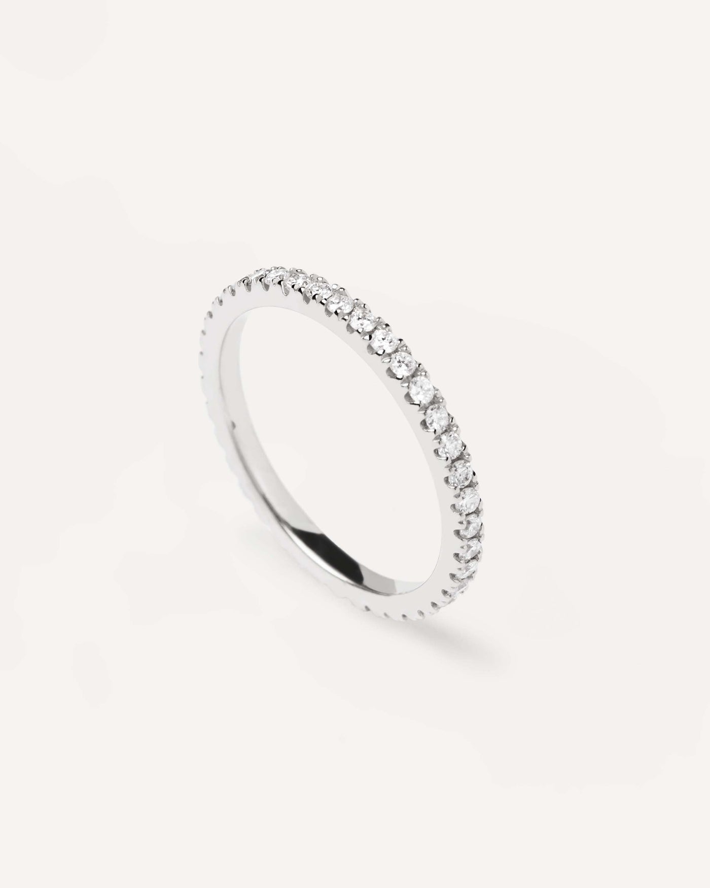 Anillo de Diamantes Y Oro Blanco Eternity Medium. Anillo de eternidad de oro blanco sólido, ubicado con diamantes cultivados en laboratorio, igualando 0.5 quilates. Consigue las últimas novedades de PDPAOLA. Haz tu pedido de forma segura y obtén este Best Seller.