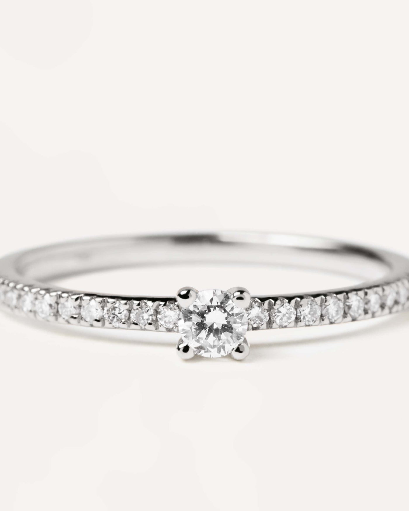 Sélection 2023 | Bague en Diamants et en Or Blanc Solstice. Anneau d'éternité en or blanc massif avec diamant solitaire au centre, le tout de 0,31 carats. Découvrez les dernières nouveautés de chez PDPAOLA. Commandez et recevez votre bijou en toute sérénité. Livraison gratuite.