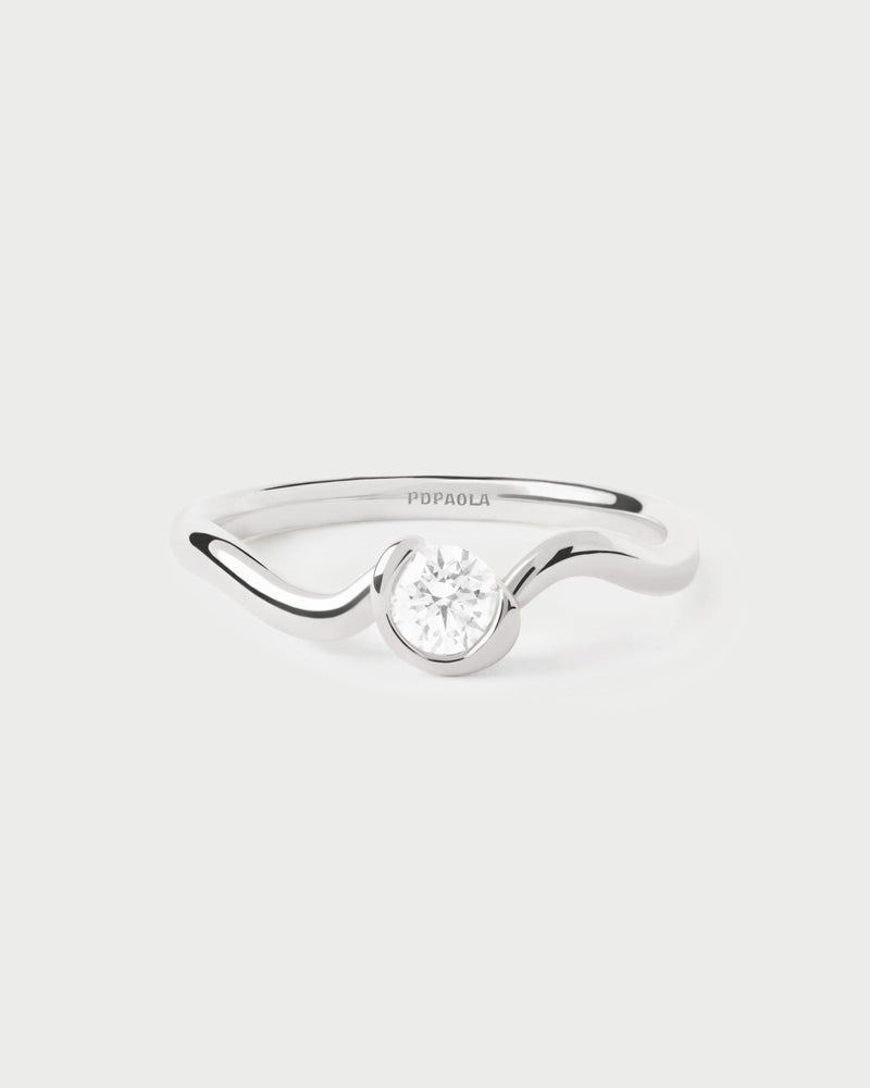 Elegante anello solitario in oro bianco con diamante da laboratorio e linee a flauto