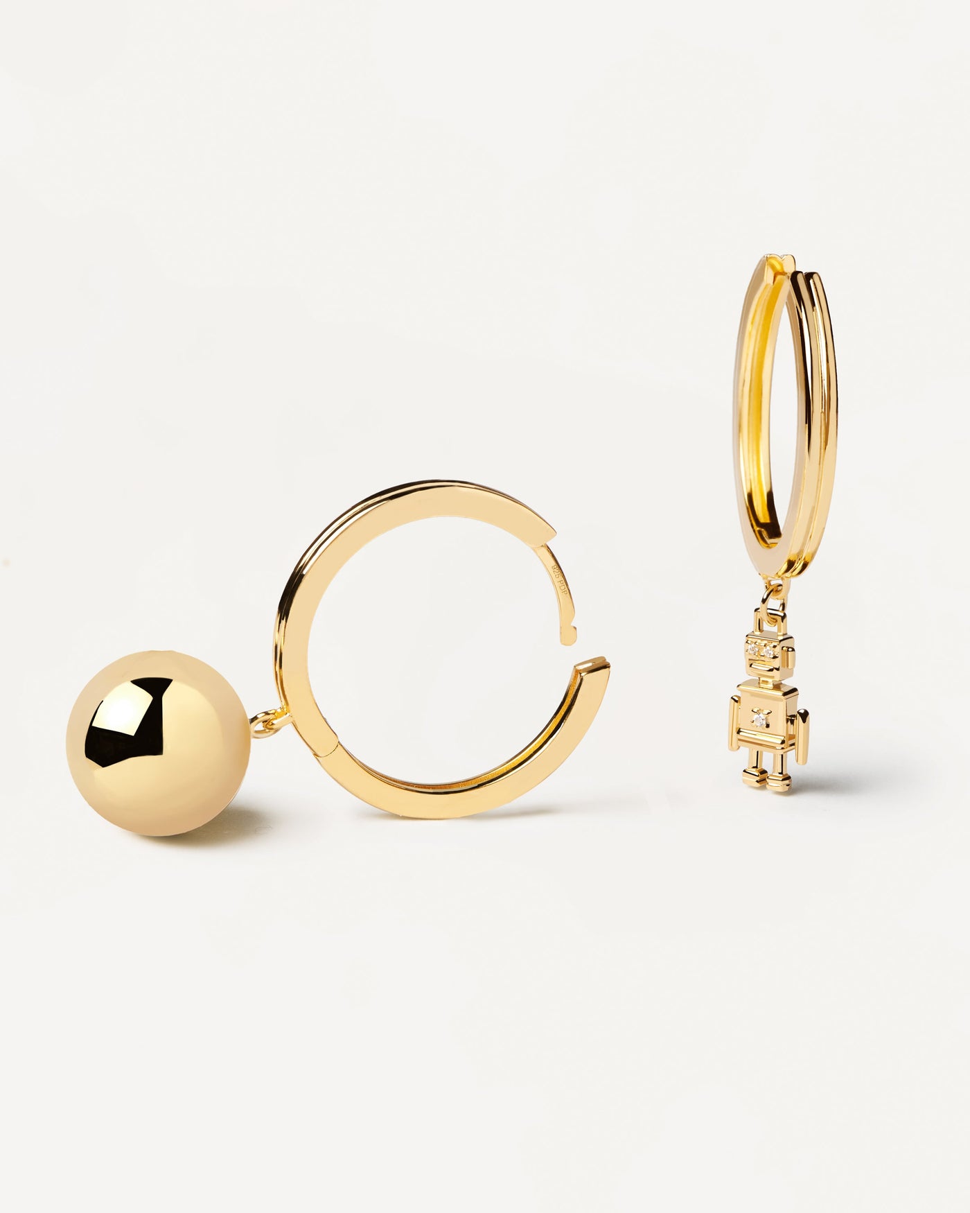 2023 Selection | Space Age Earrings. Gold-plated silver hoops with asymetric design: ball vs robot design. Get the latest arrival from PDPAOLA. Place your order safely and get this Best Seller. Free Shipping.