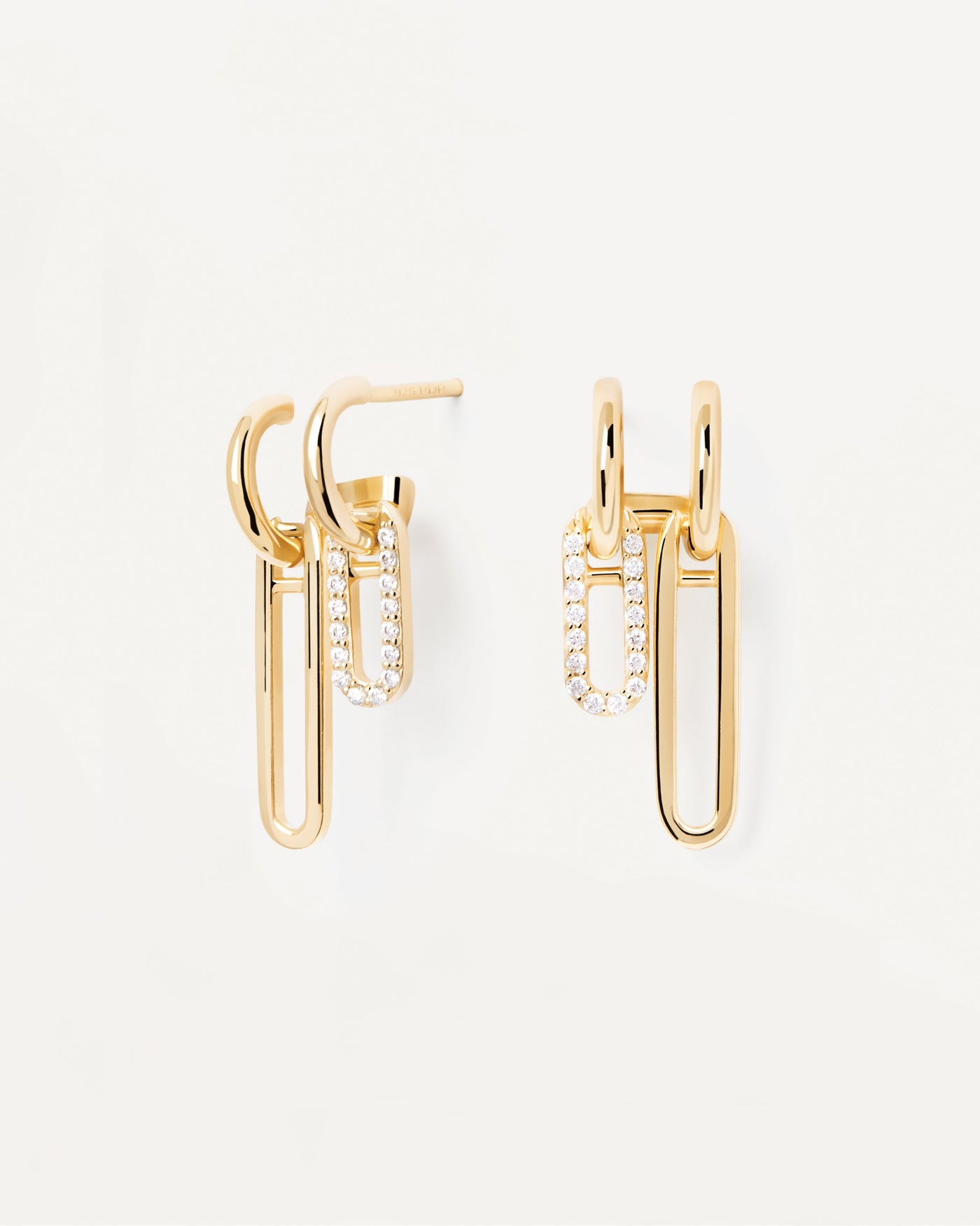 Nexa Ohrringe. Lange asymmetrische Ohrringe aus vergoldetem Silber m weißen Zirkonia. Erhalten Sie die neuesten Produkte von PDPAOLA. Geben Sie Ihre Bestellung sicher auf und erhalten Sie diesen Bestseller.