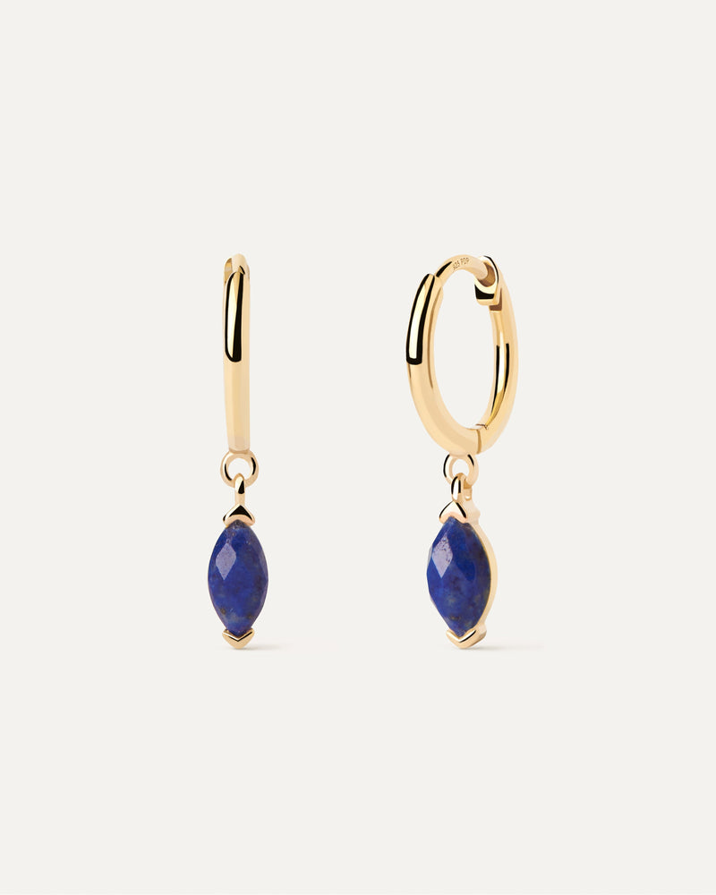 Orecchini a cerchio placcati in oro con ciondolo a forma di pera e gemma blu